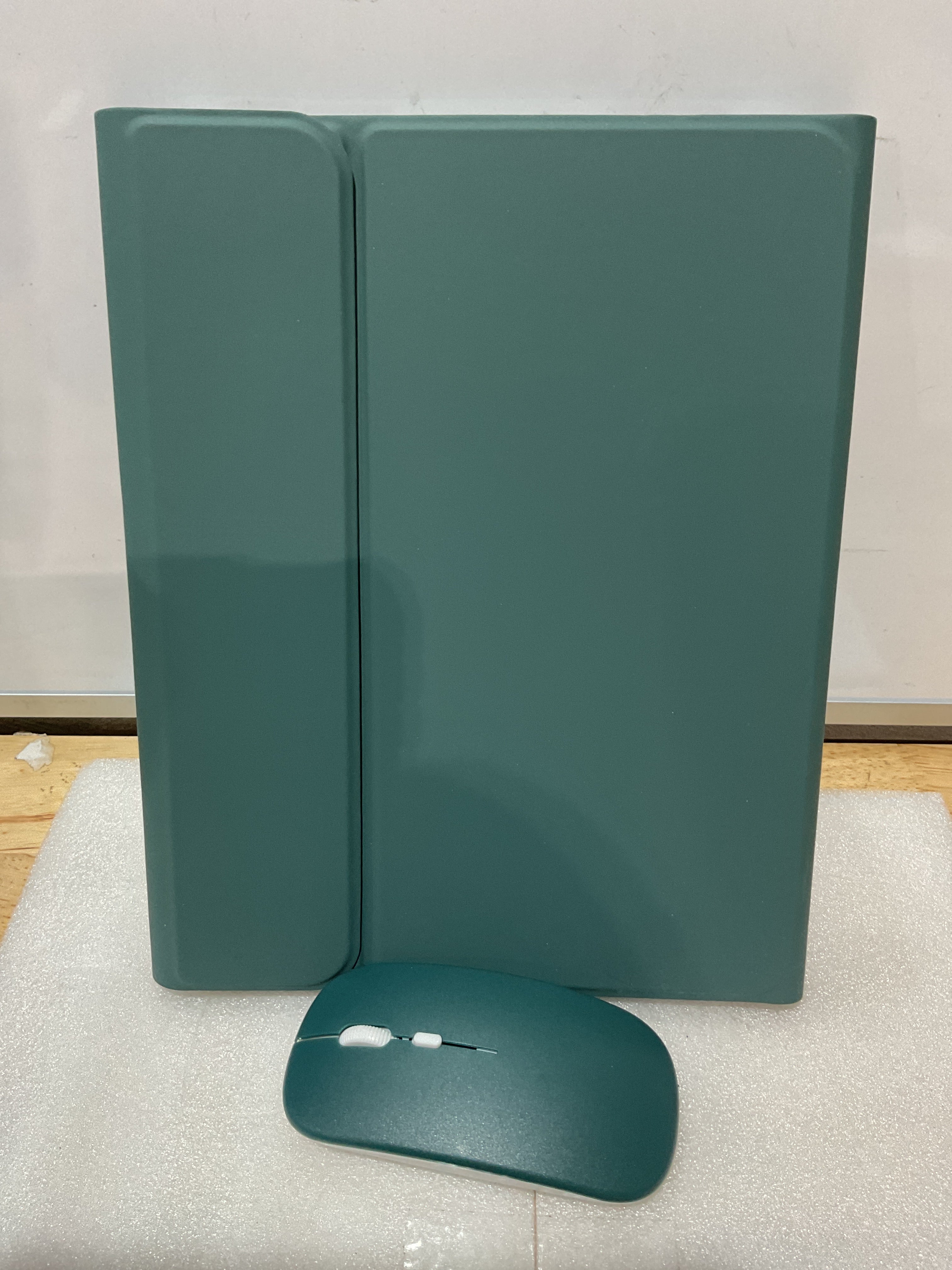 Funda RAYMCRAFT para iPad 11 Gen (A16, 2025) y 10 Gen con Teclado Inalámbrico Desmontable, Mouse, Retroiluminación 7 Colores y Soporte para Pencil – Verde Oliva