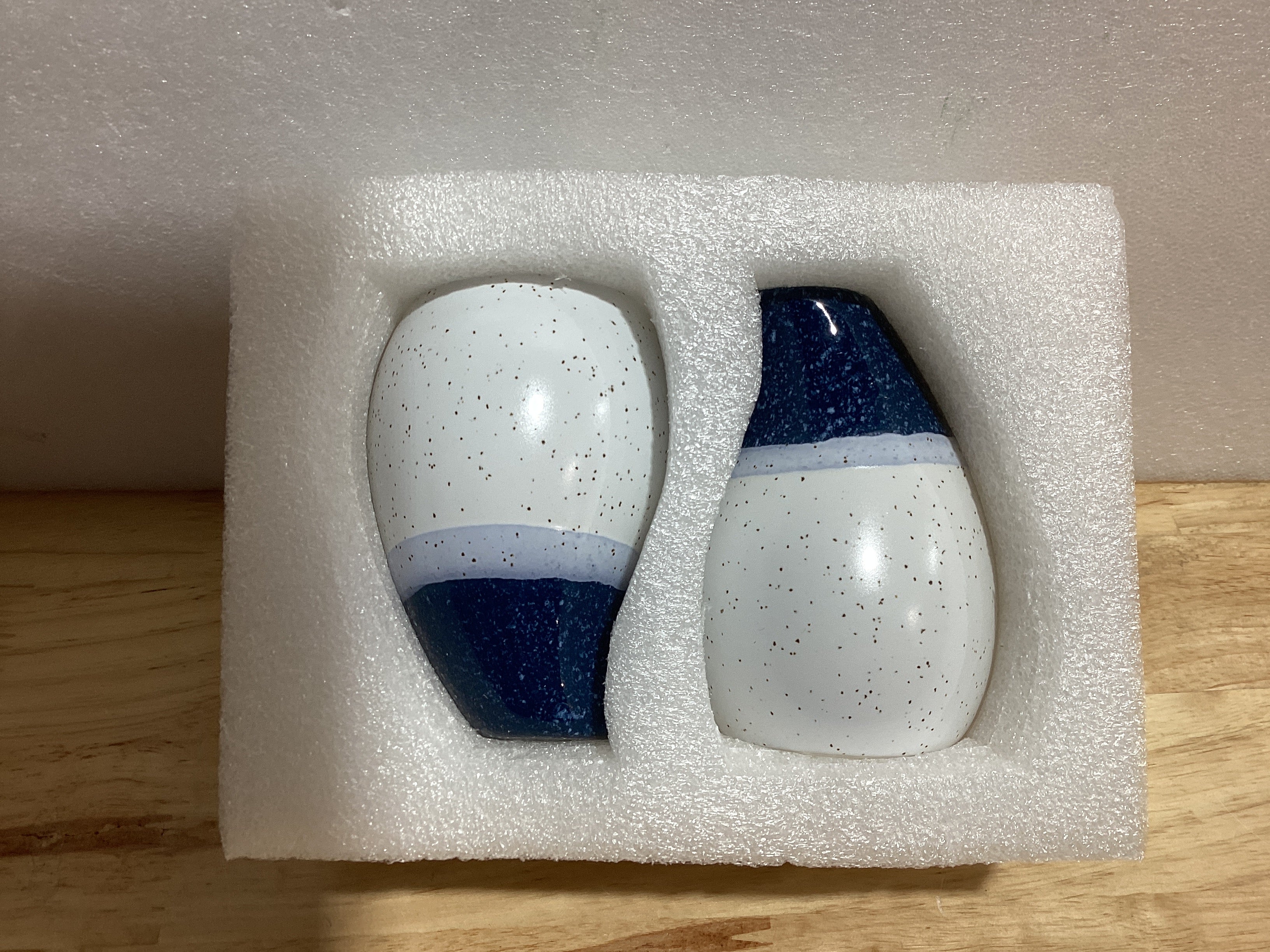 Juego de salero y pimentero de cerámica - Paquete de 2, azul y blanco, dispensadores de un orificio y de tres orificios, elegante accesorio de cocina