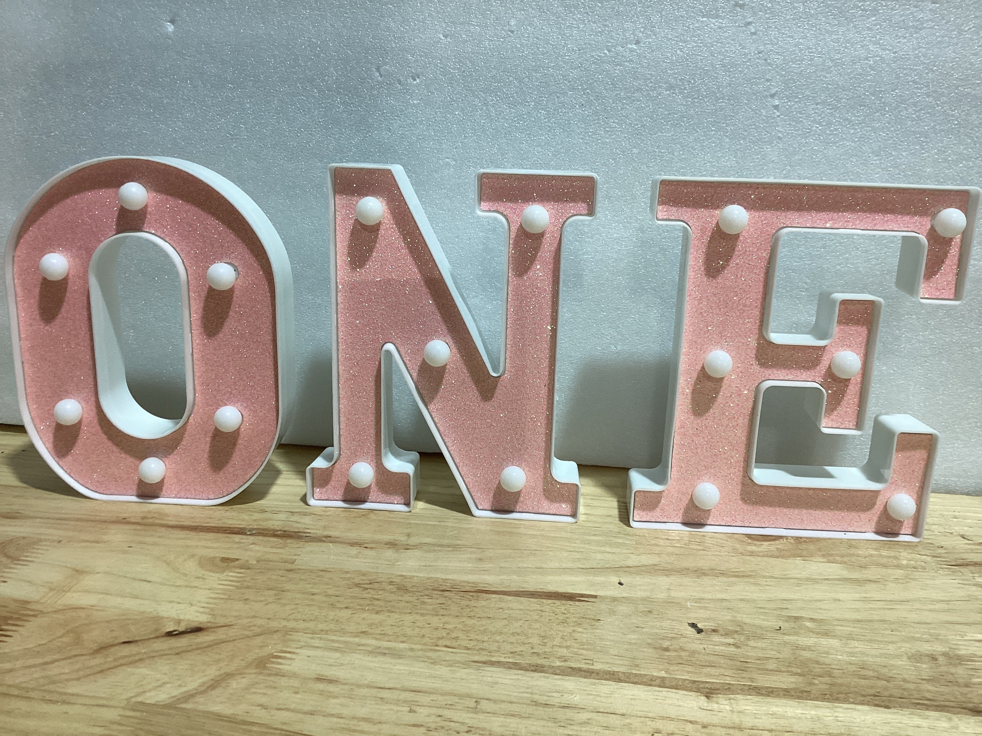 O N E Números iluminados, letra LED de primer cumpleaños, 3 unidades, luces de número uno para niñas, niños y bebés, suministros de decoración de fiesta de cumpleaños de 1 año, rosa