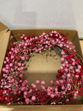 Corona Decorativa San Valentín 22 Pulgadas — Bayas Rosas y Rojas para Puerta, Aniversario y Boda