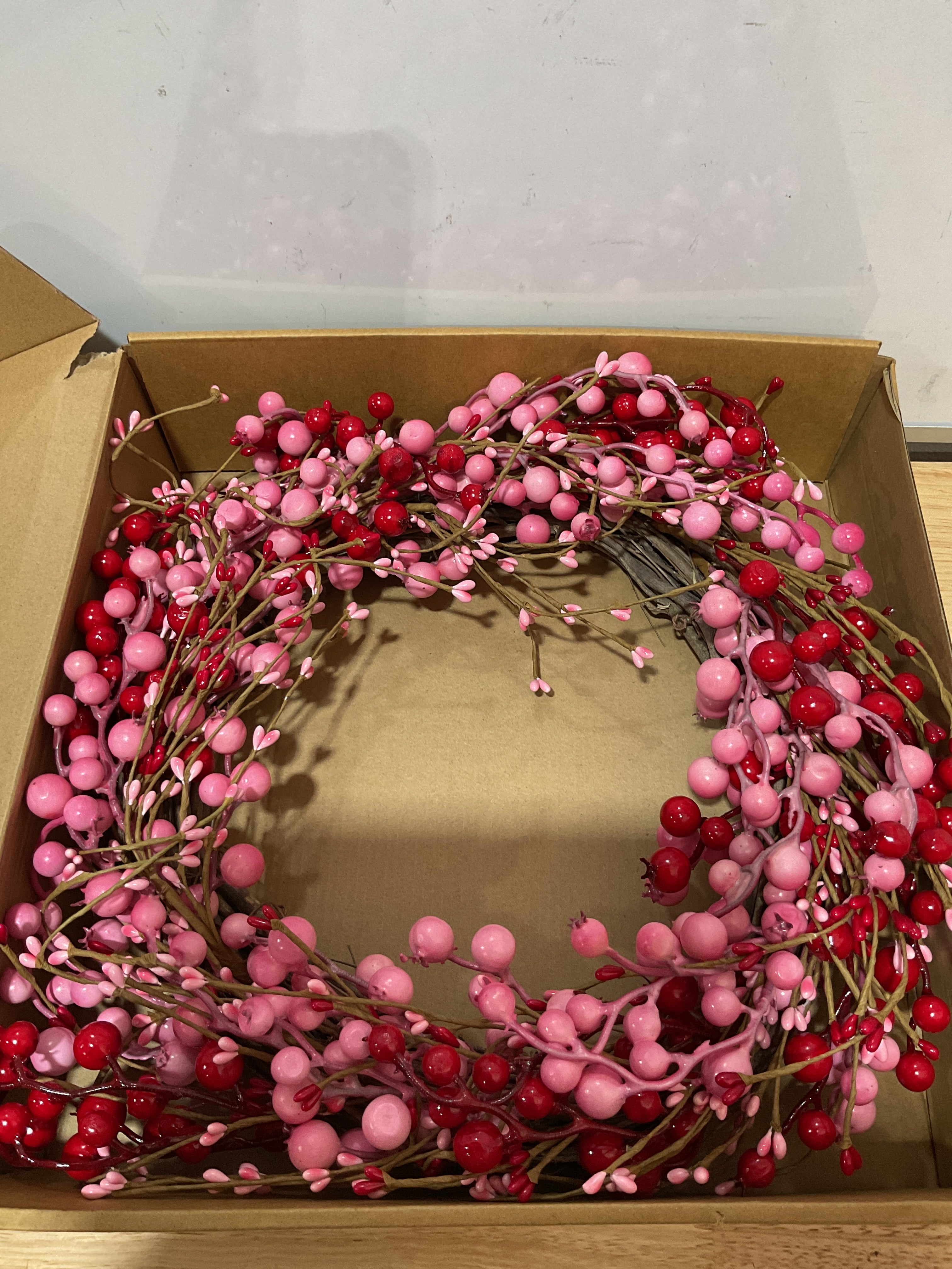 Corona Decorativa San Valentín 22 Pulgadas — Bayas Rosas y Rojas para Puerta, Aniversario y Boda