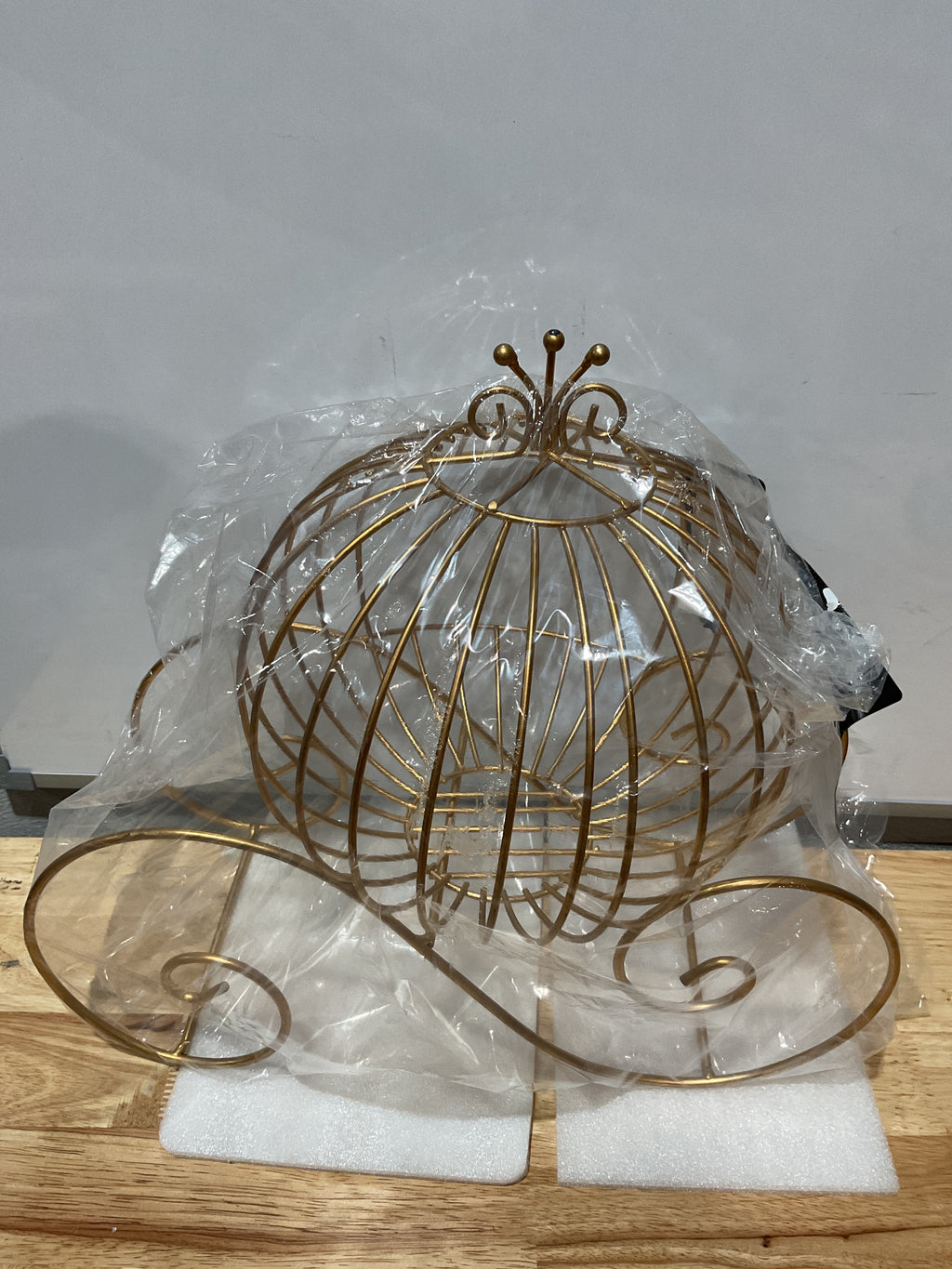 Carruaje de Metal Dorado Centro de Mesa 15.5" – Decoración para Bodas, Baby Shower y Fiestas