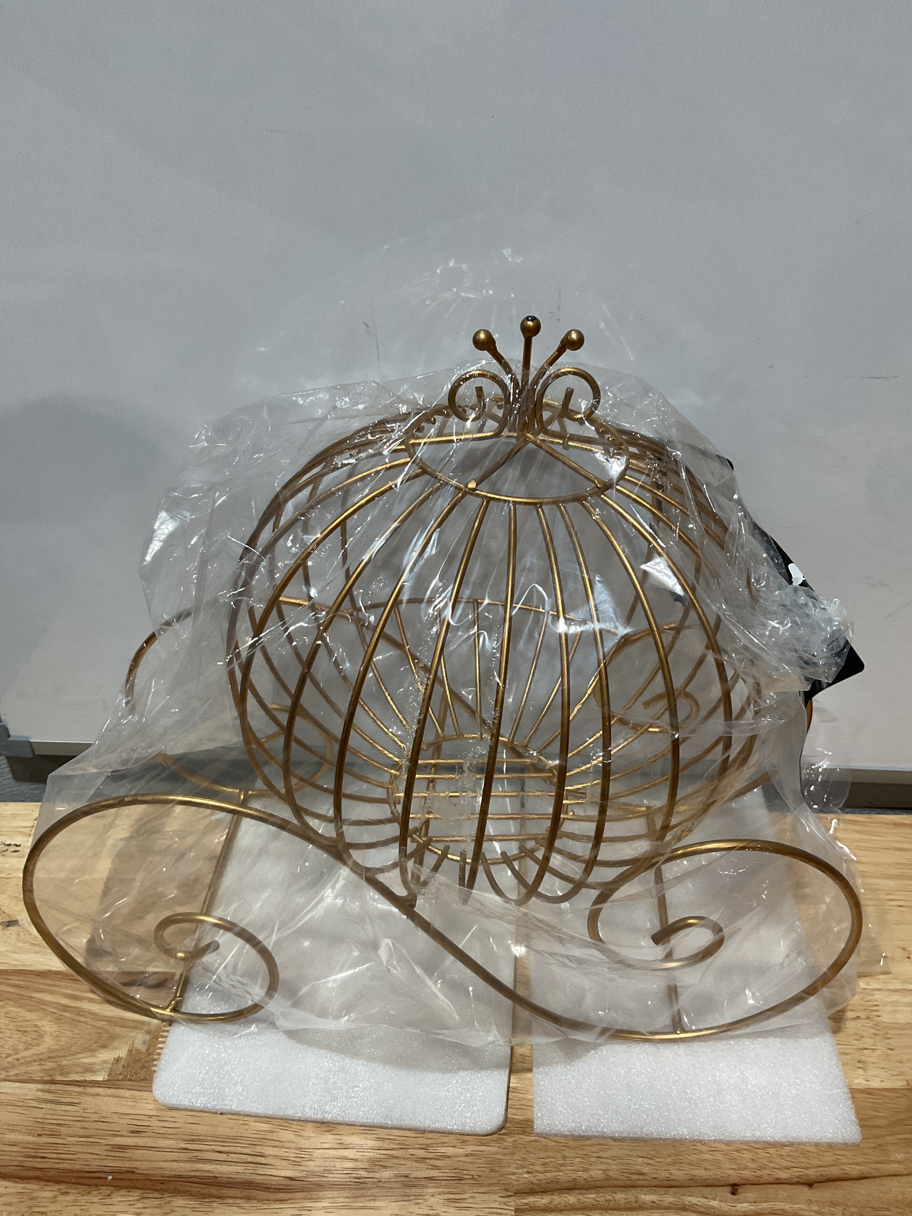 Carruaje de Metal Dorado Centro de Mesa 15.5" – Decoración para Bodas, Baby Shower y Fiestas
