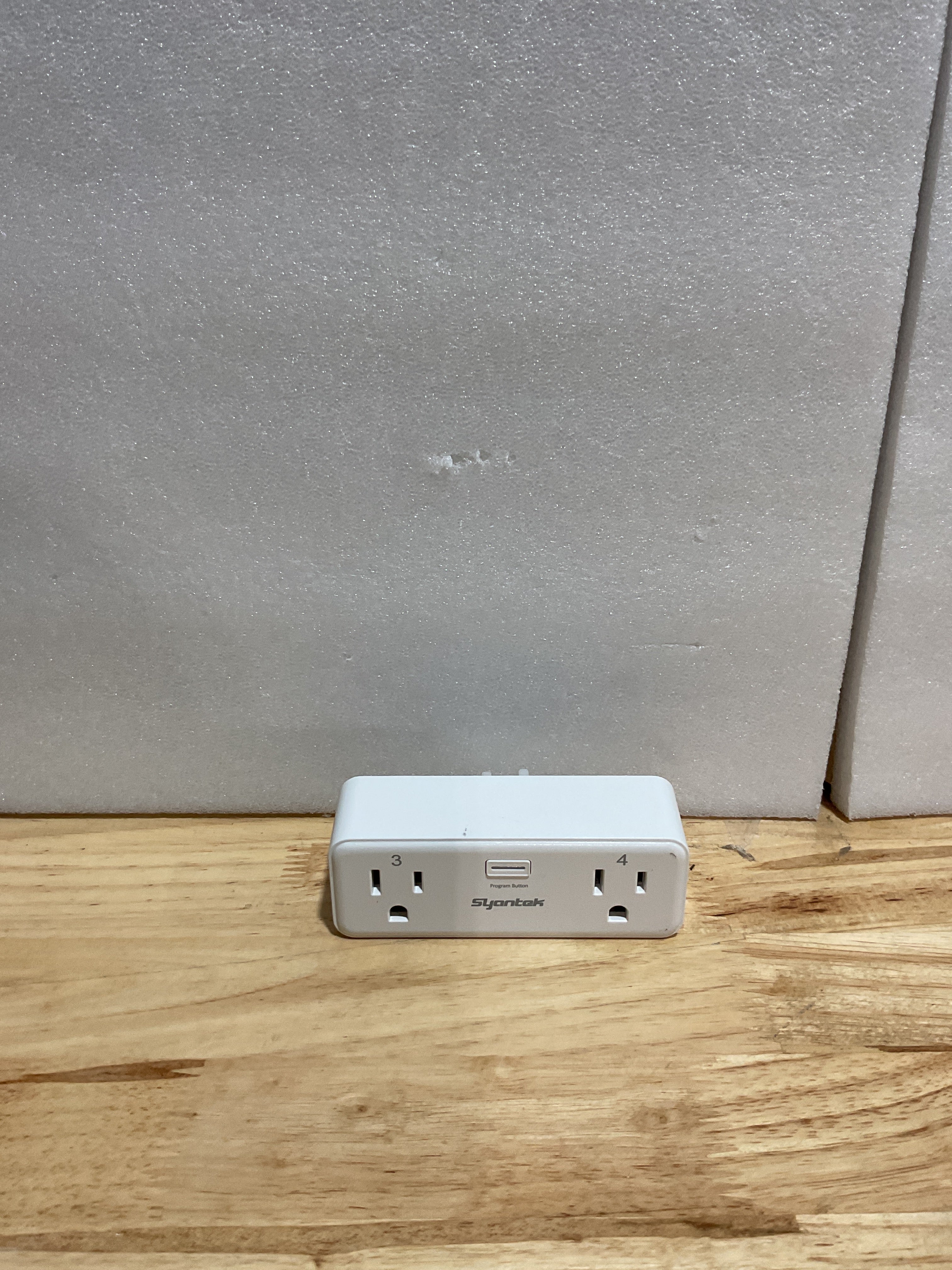 Tomacorriente con Control Remoto Syantek – 2 Enchufes Independientes, Alcance 100FT, Certificado FCC