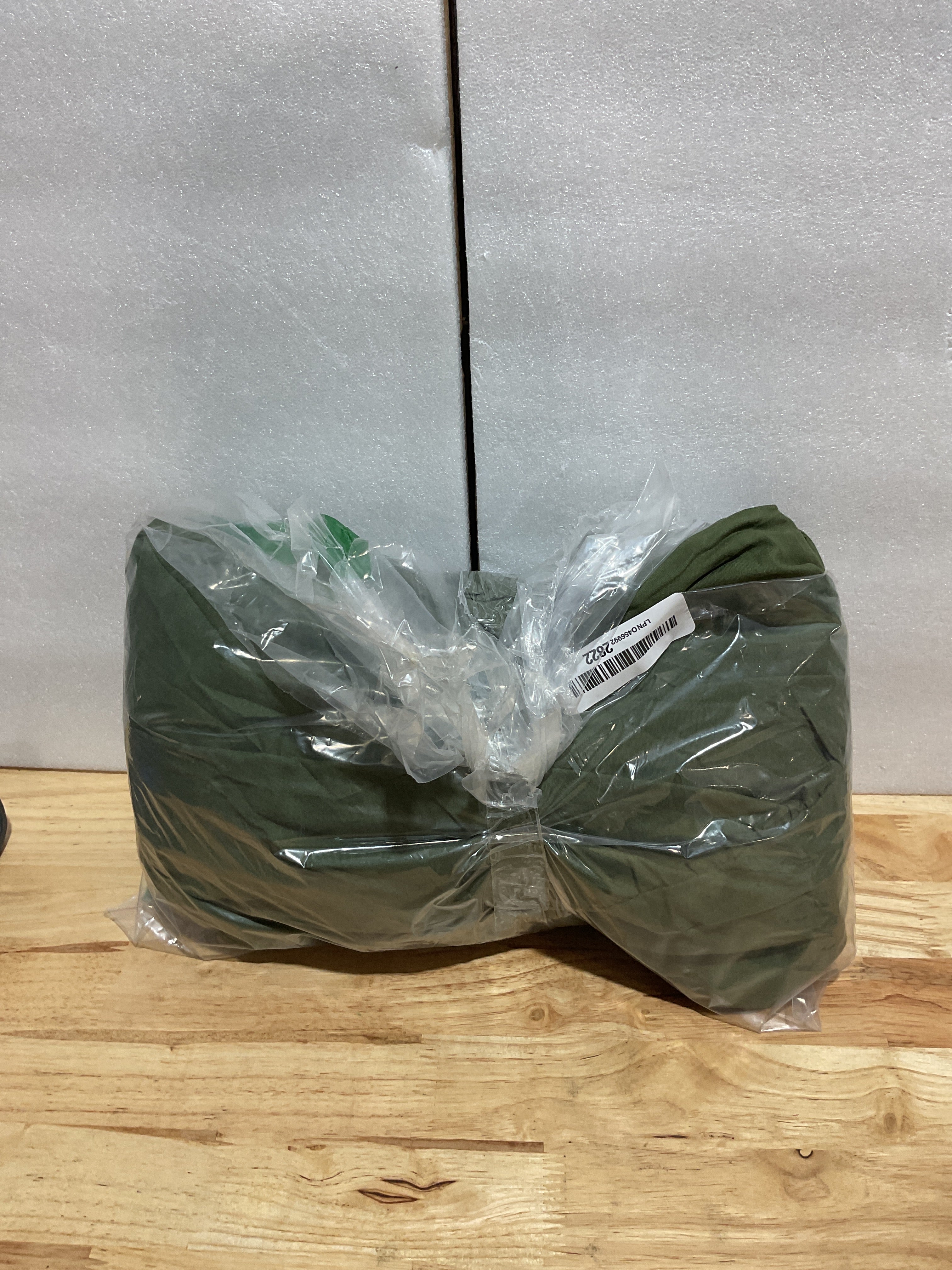 Falda de Cama Queen con Esquinas Divididas y Caída de 18" – Microfibra Verde con Volantes