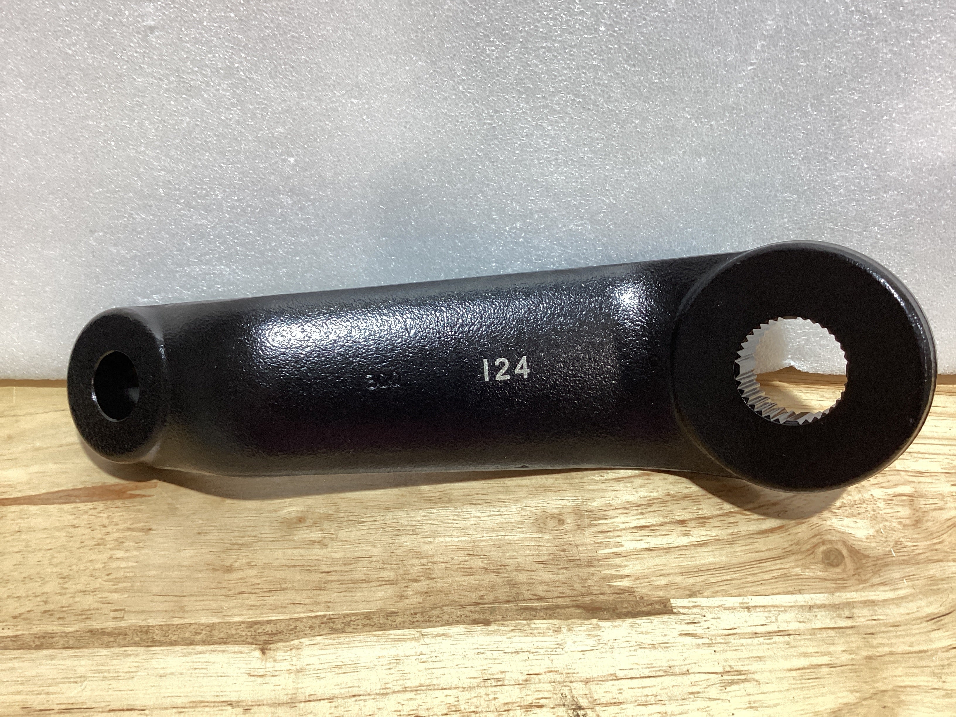 Rugged Ridge | Brazo Pitman de dirección, dirección manual, 4 pulgadas+ elevación | 18006.53 | Compatible con Jeep CJ 1976-1986