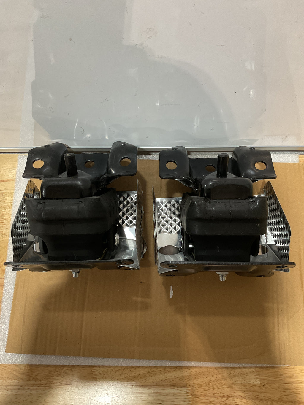 USADO - Kit de soporte de motor de 2 piezas con escudo térmico derecho izquierdo soporte de motor y transmisión compatible con GMC Sierra Yukon / Chevrolet Tahoe Silverado Suburban / Cadillac Escalade 2007