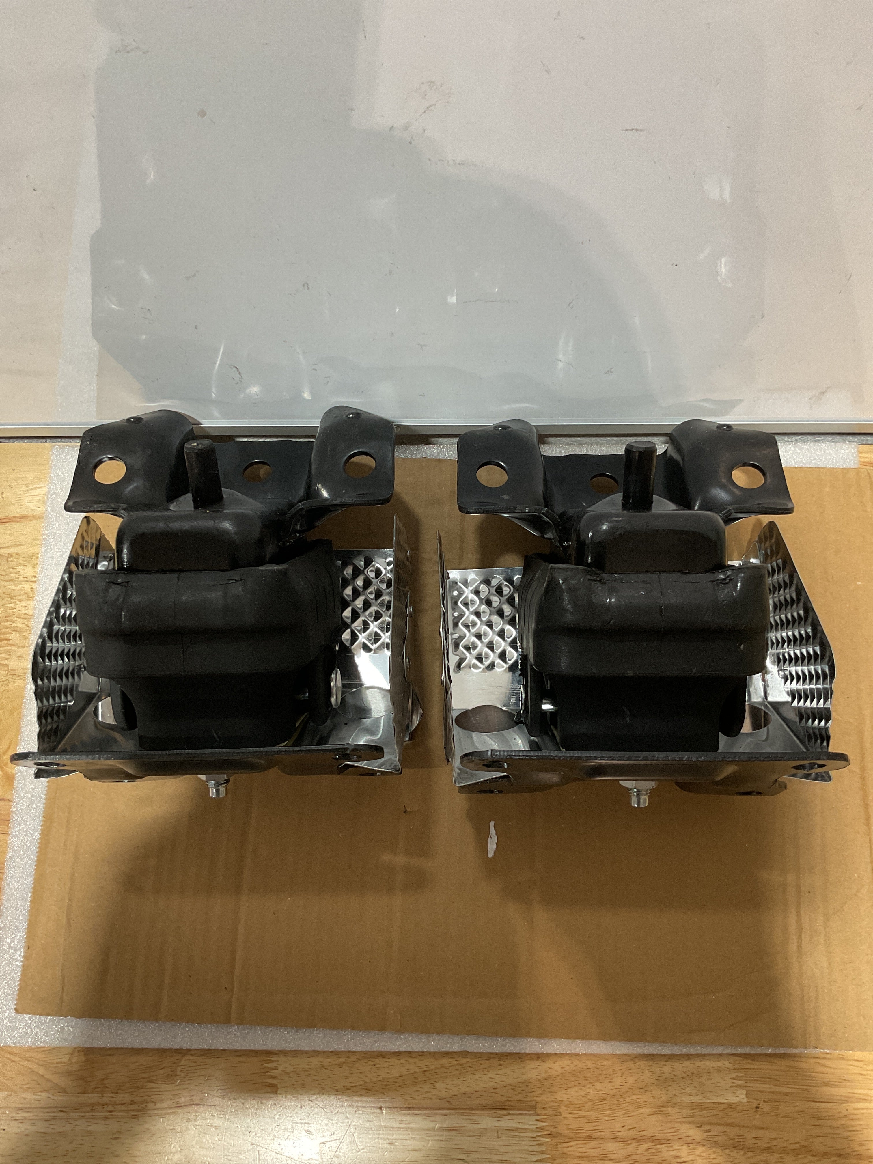 USADO - Kit de soporte de motor de 2 piezas con escudo térmico derecho izquierdo soporte de motor y transmisión compatible con GMC Sierra Yukon / Chevrolet Tahoe Silverado Suburban / Cadillac Escalade 2007