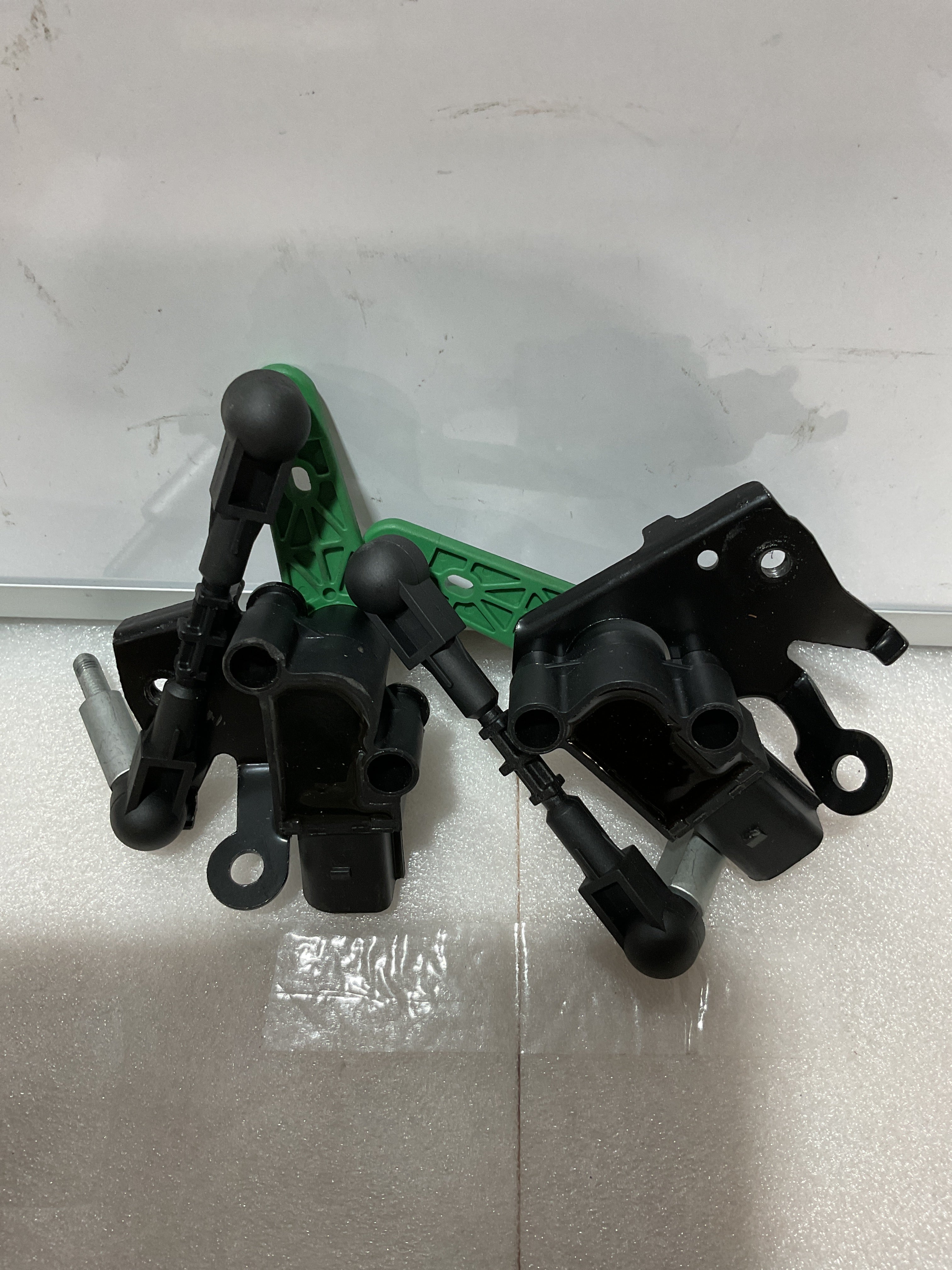 Sensor de Altura Suspensión Neumática Delantera Izquierda y Derecha para Audi A6 A7 A8 S6 S7 S8 RS7 2011-2018 – NOVAPARTS (4H0941285G / 4H0941286G)