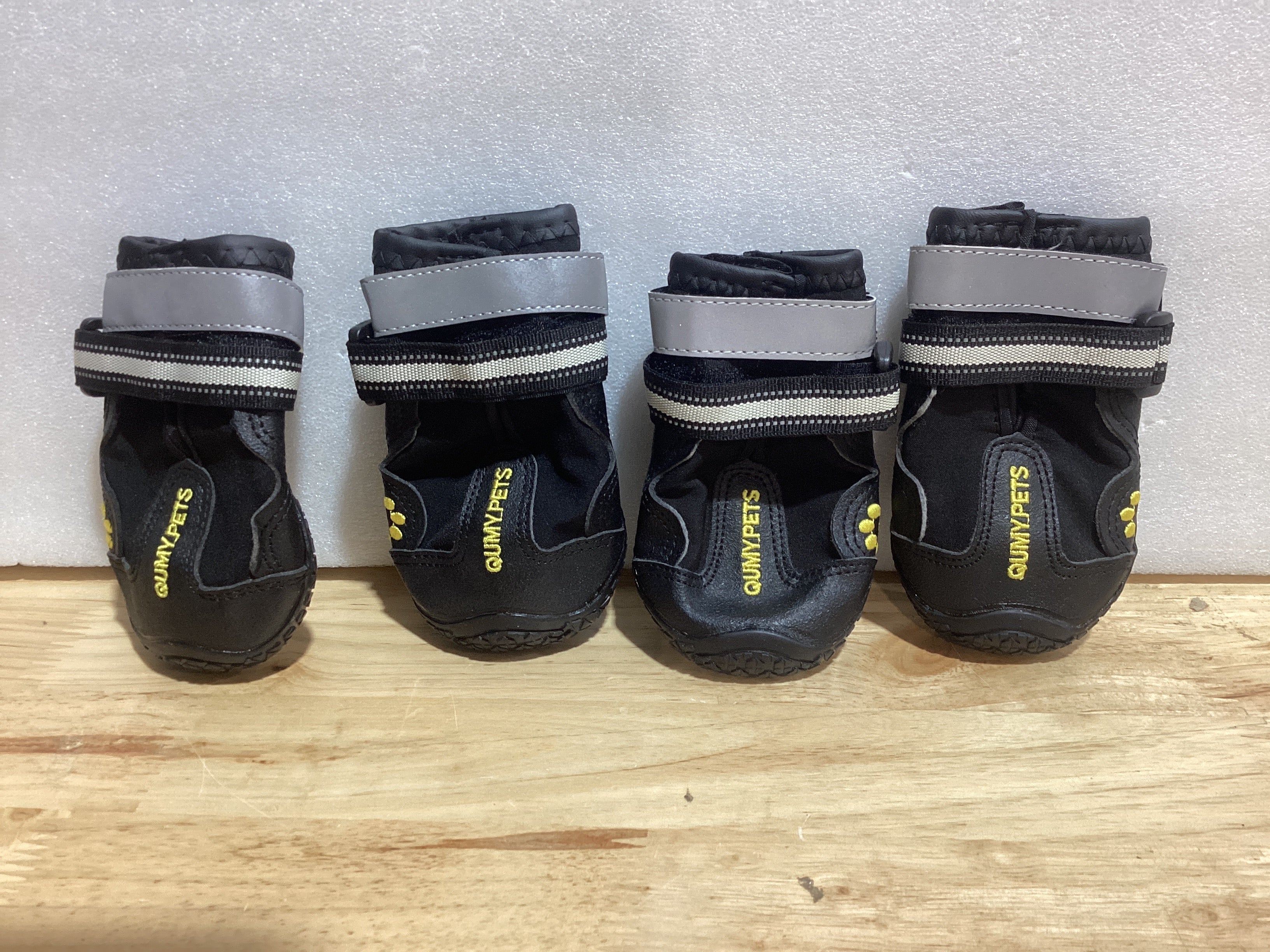 QUMY Zapatos para Perros Medianos y Grandes – Botas Protectoras Antideslizantes, Resistentes al Agua para Interior y Exterior
