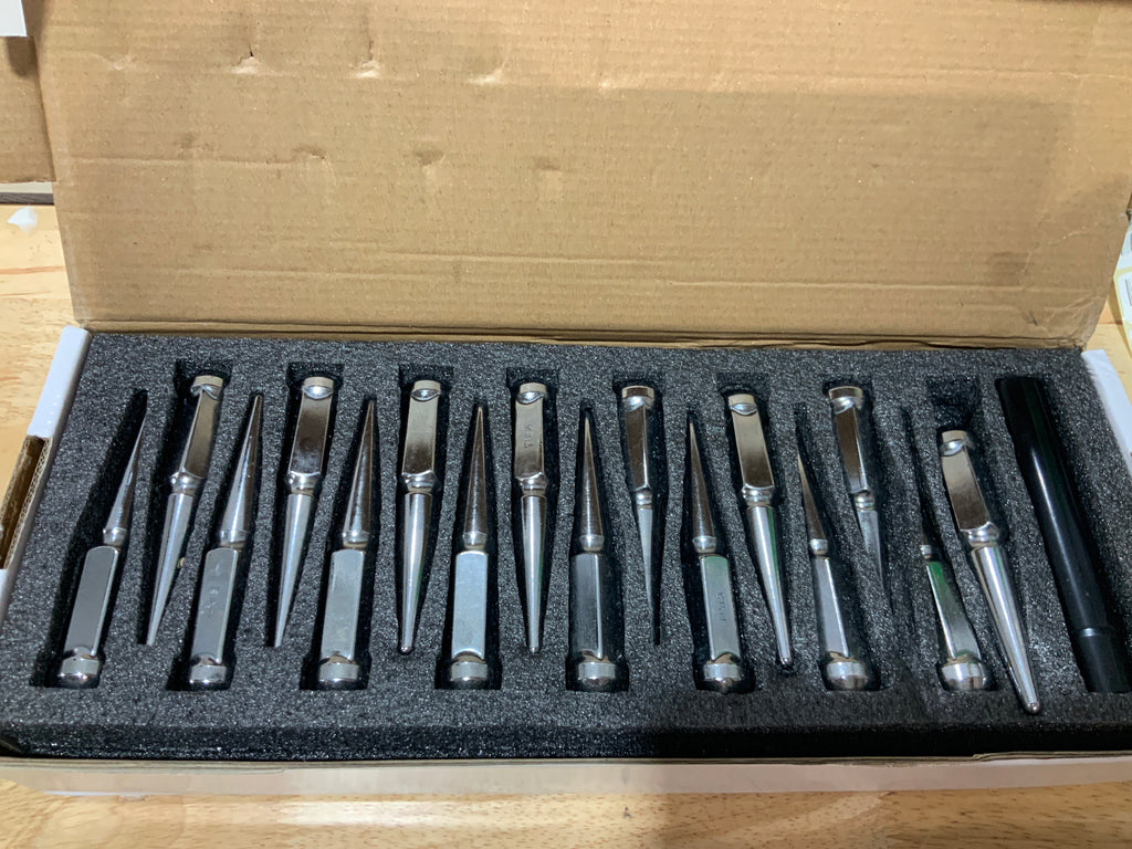 DYNOFIT 14mmx1.5 Spike Lug Nuts, 32PCS Chrome M14x1.5 Lug Nut, 4.4 inch Tall Closed End Nuts with 1 Socket Key Compatible with Chevy Silverado 1500 GMC Sierra 2500 3500,F250 F350 2003