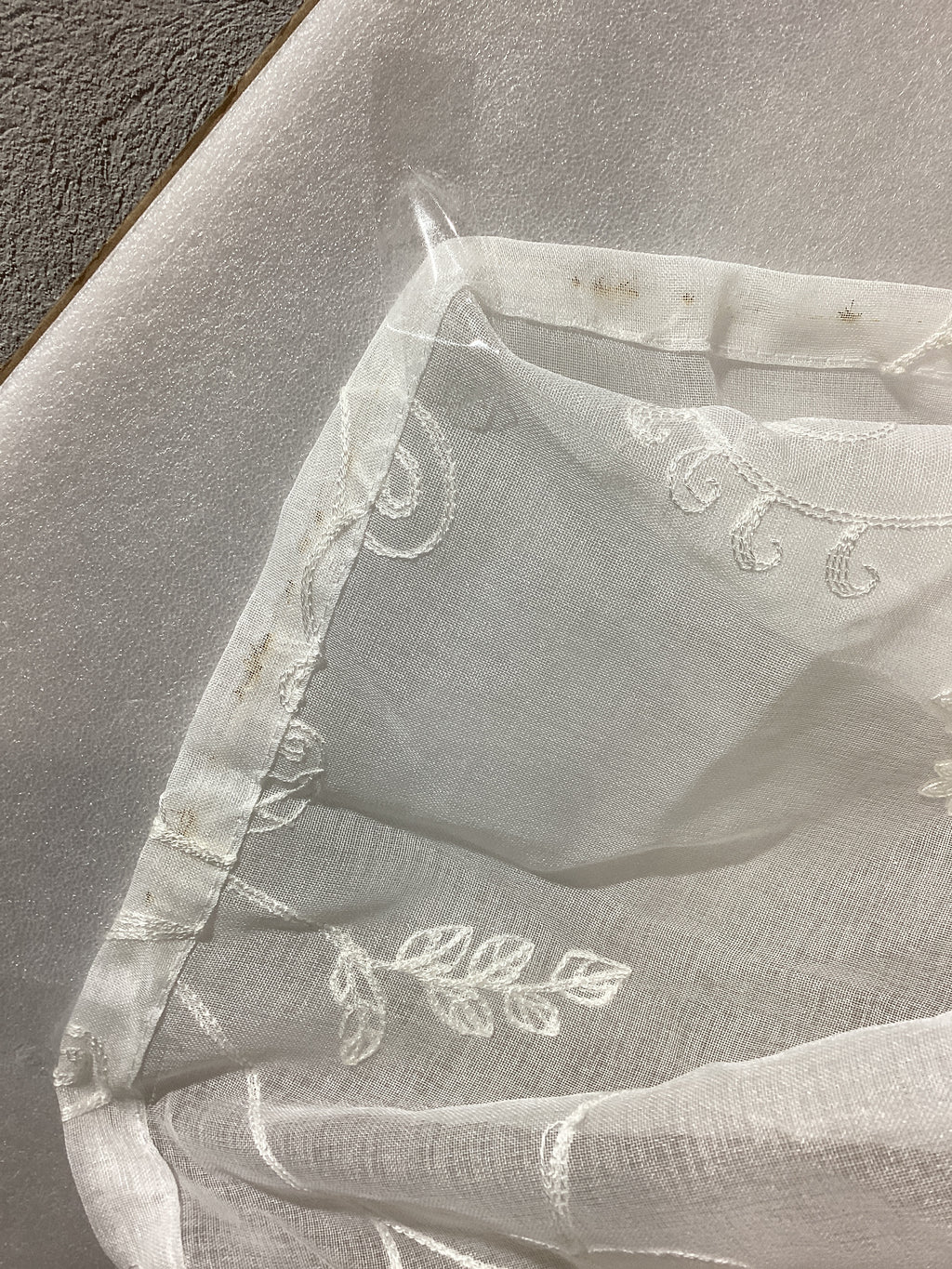 ⚠️ PEQUEÑAS MANCHAS DONDE PASA LA VARILLA (NO AFECTA) – Cortinas Transparentes BGment 63" – 2 Paneles Blancos con Bordado de Enredadera | 52x63"