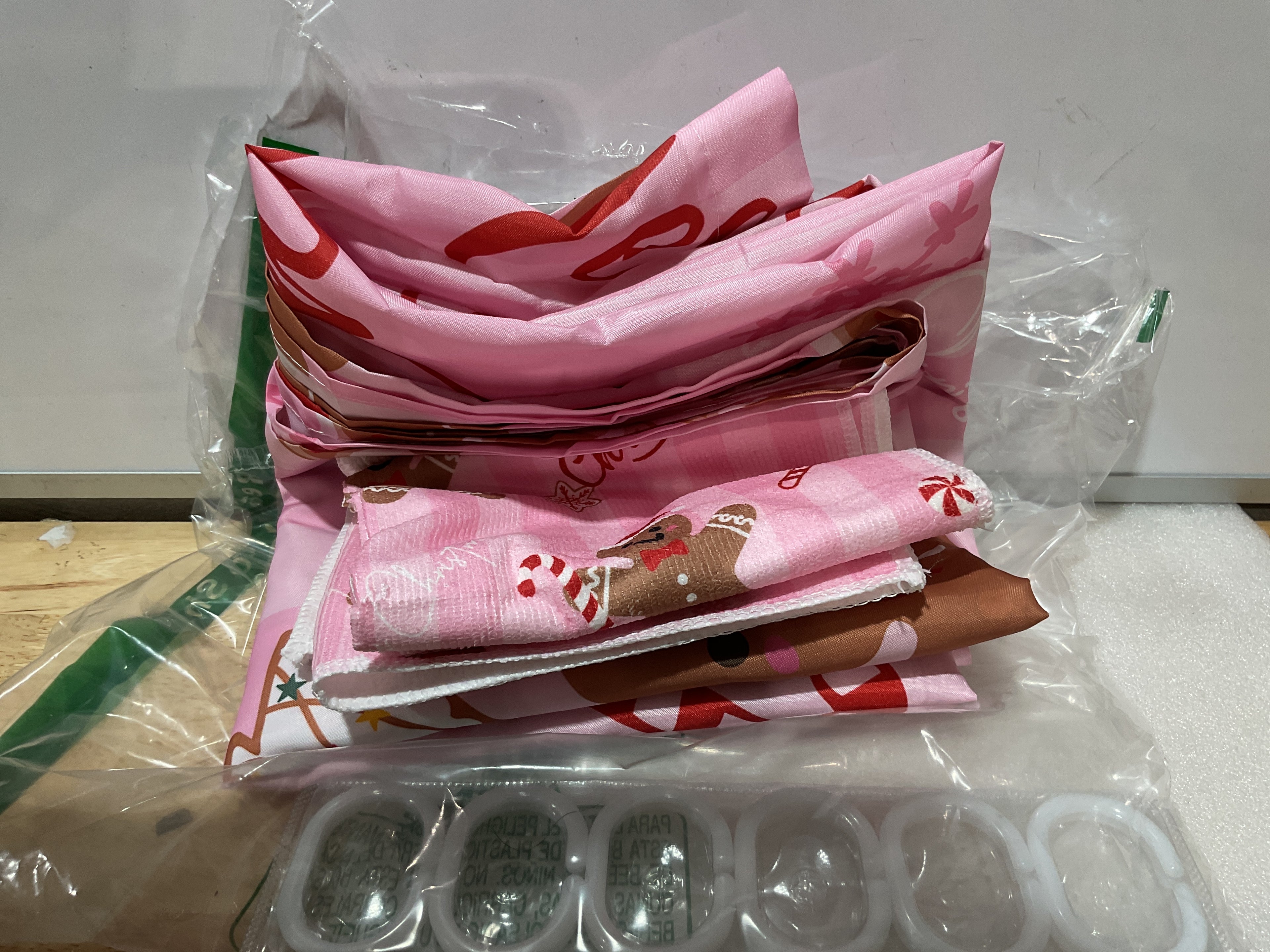 Set de Baño Navideño Maasechs – Cortina, Toallas y Ganchos