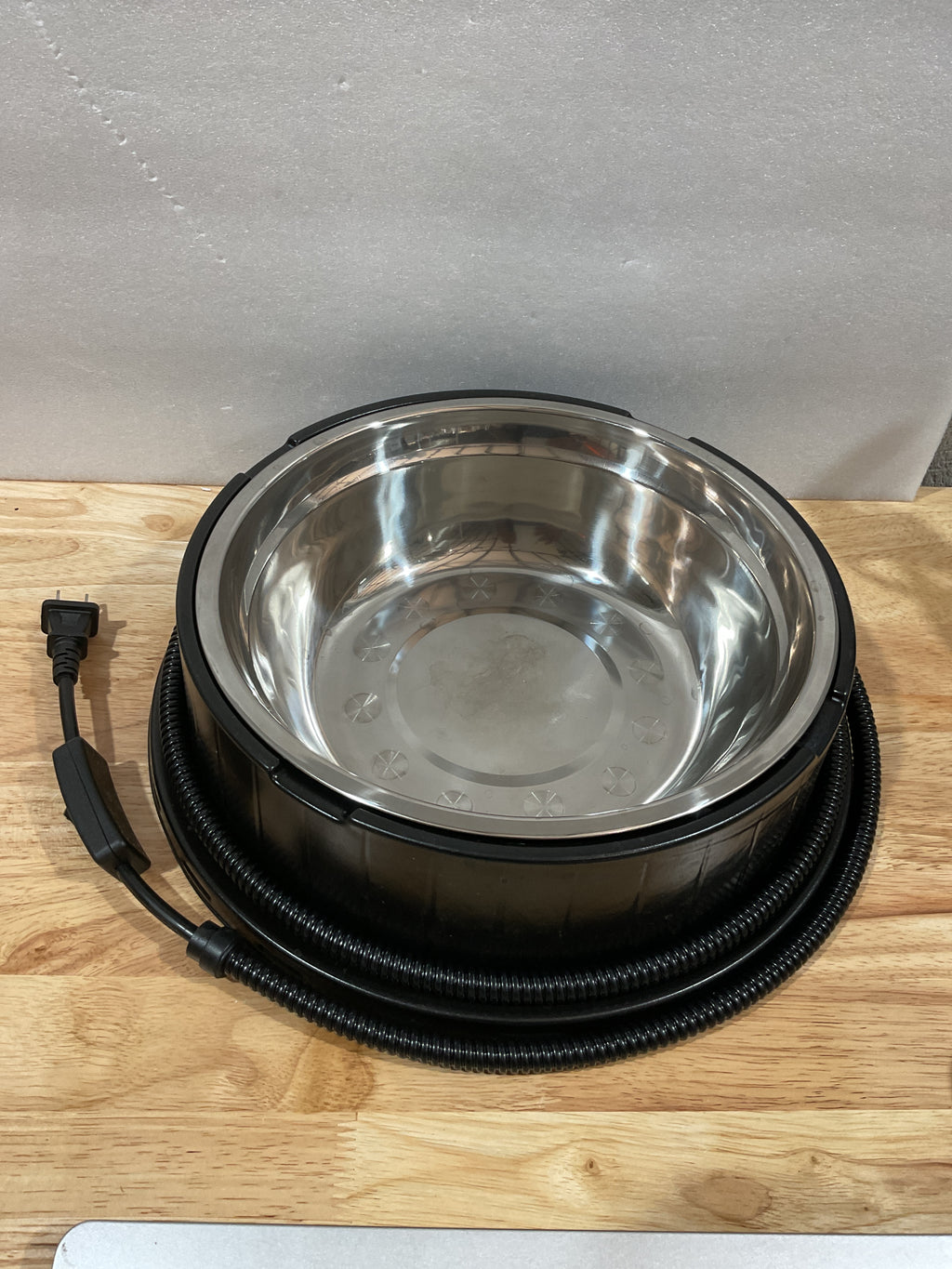 Bebedero calefaccionado para perros y gatos con control termostático, 55 W, 80 oz, extraíble, de acero inoxidable, con cable antimordiscos. 
