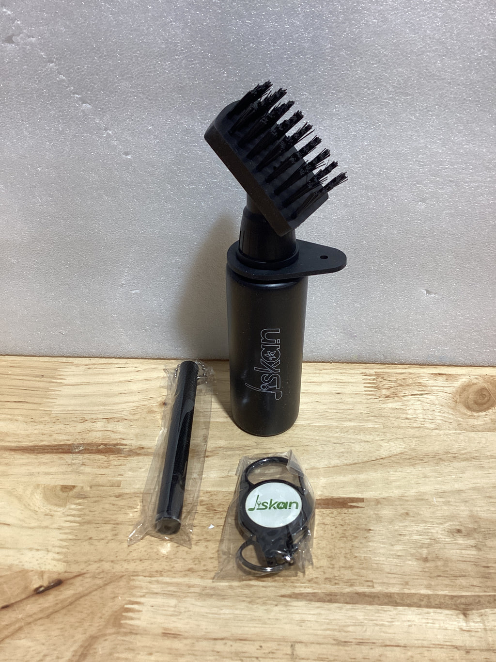 iskan Limpiador de Cepillo para Palos de Golf Pro con Clip Retenedor y Botella de Agua Exprimible de 7.5 Pulgadas Contiene 4 Onzas de Agua, Accesorios Esenciales de Golf para Hombres, Los Mejores