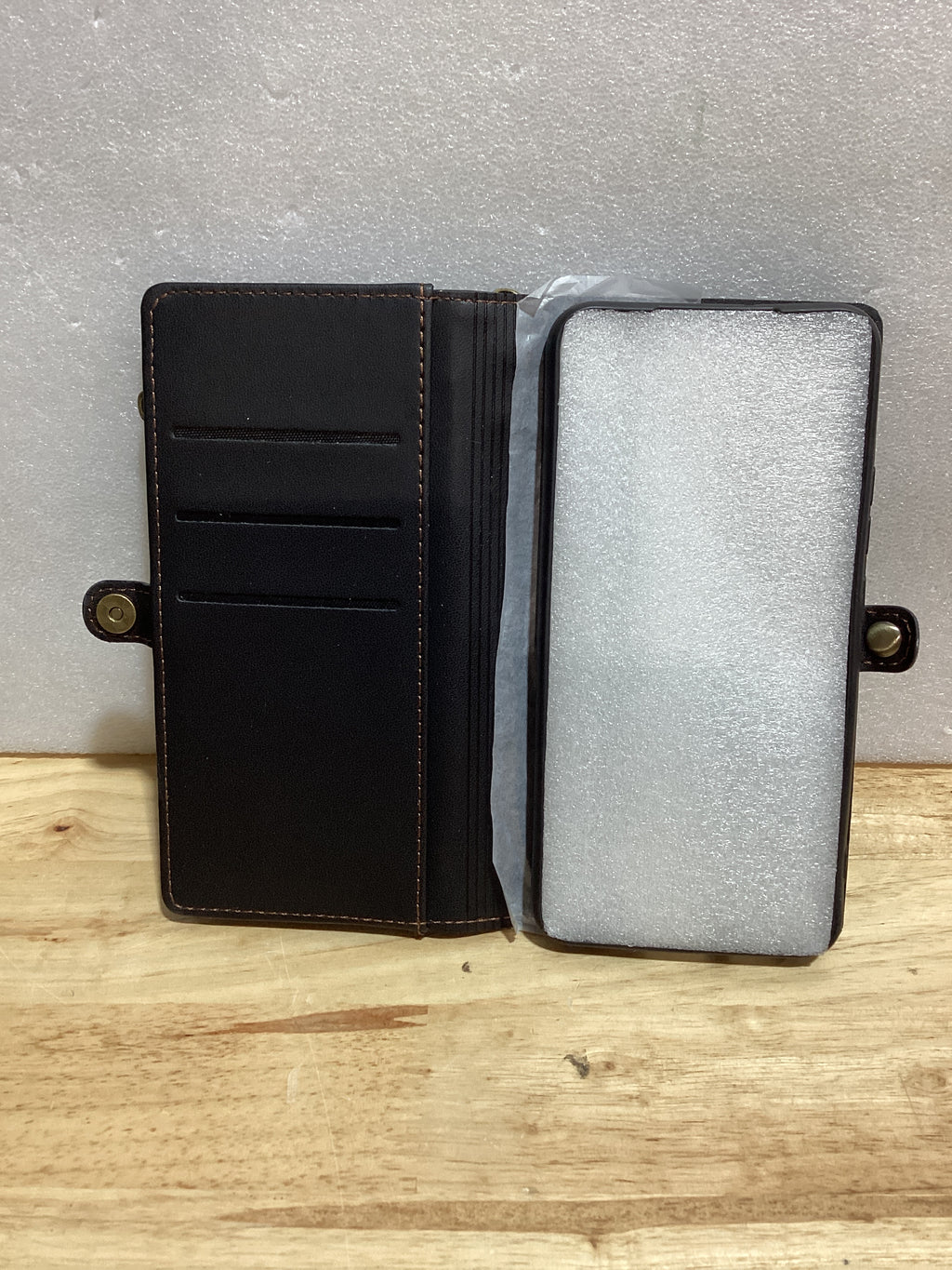 Funda Billetera Defencase para Samsung Galaxy S22 Ultra — Bloqueo RFID, Cuero PU, Cierre Magnético y Correa, Color Negro