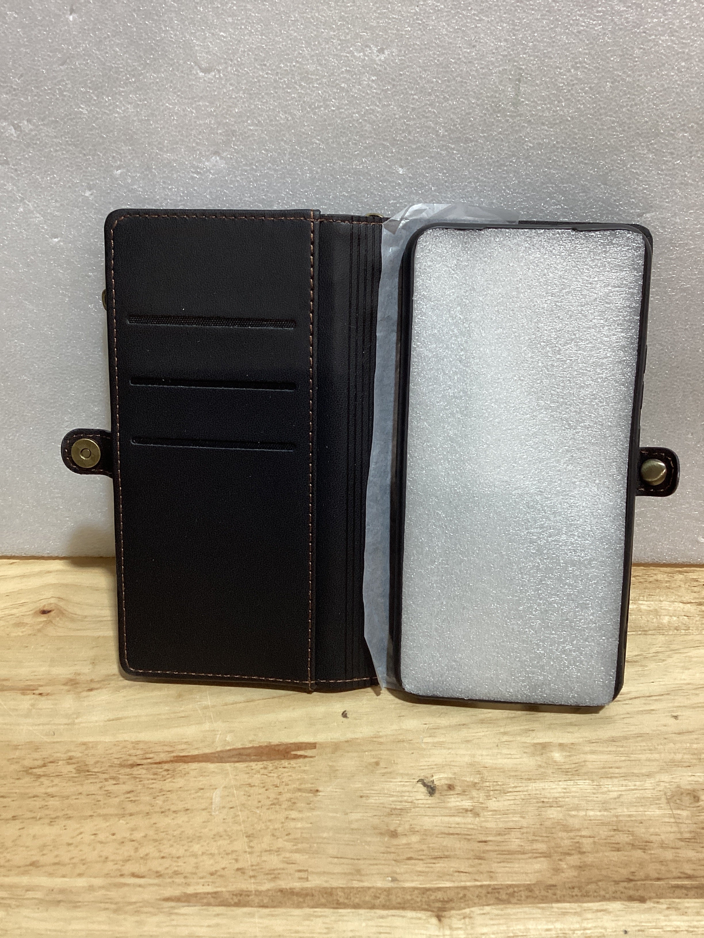 Funda Billetera Defencase para Samsung Galaxy S22 Ultra — Bloqueo RFID, Cuero PU, Cierre Magnético y Correa, Color Negro