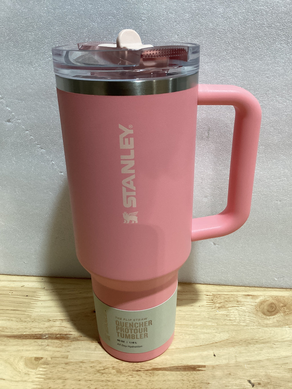 Termo Stanley Quencher ProTour Flip Straw 40 oz – Tapa Antigoteo, Pajilla y Asa Integradas, Compatible con Portavasos, Acero Inoxidable, Sin BPA, Color Pink Mesa