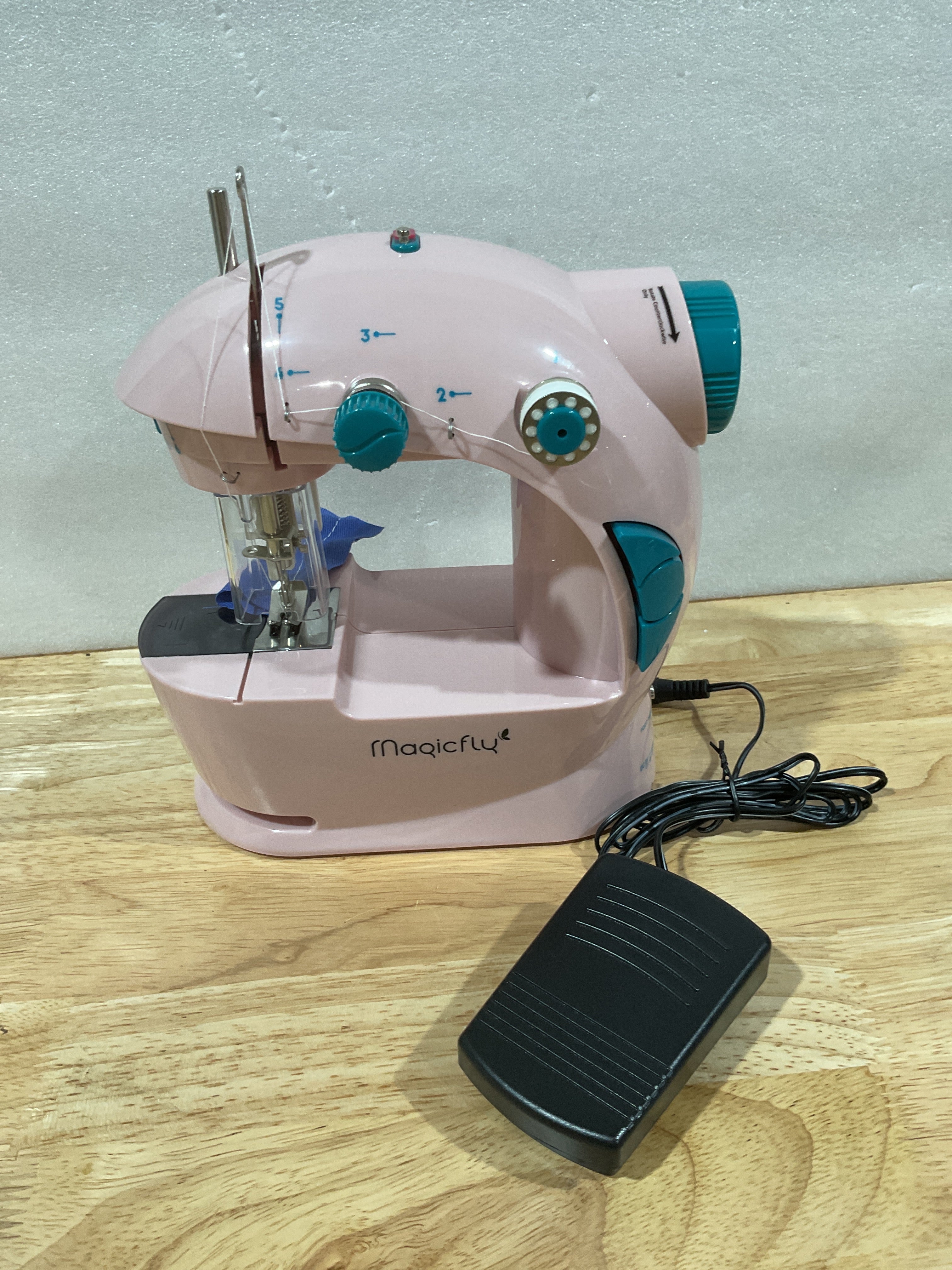 Máquina de Coser Mini Magicfly – Portátil, Doble Velocidad con Mesa Extensible y Kit Completo | Rosa