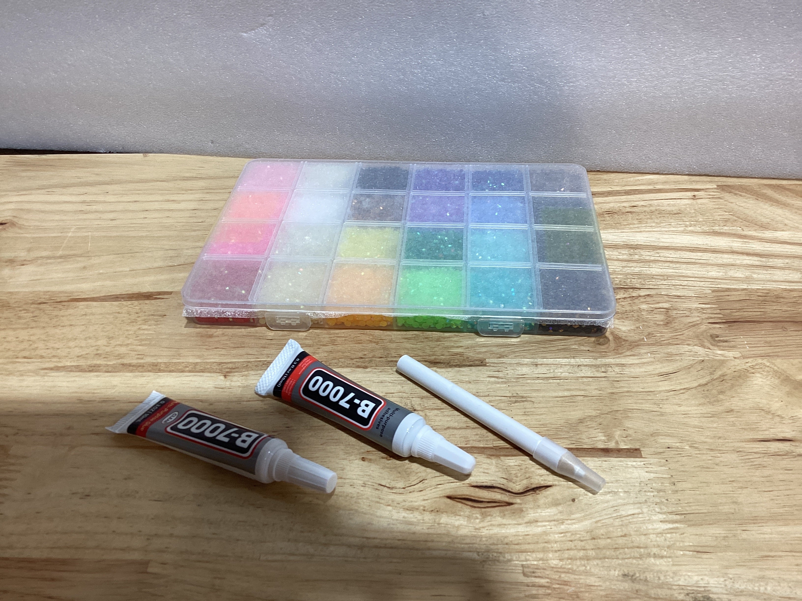 18000 cristales de gelatina de resina deslumbrantes, gemas de parte trasera plana de 4 mm para arte de diamantes, kit Bedazzler con 2 pegamento B7000 de 10 ml para manualidades, libros, zapatos, uñas