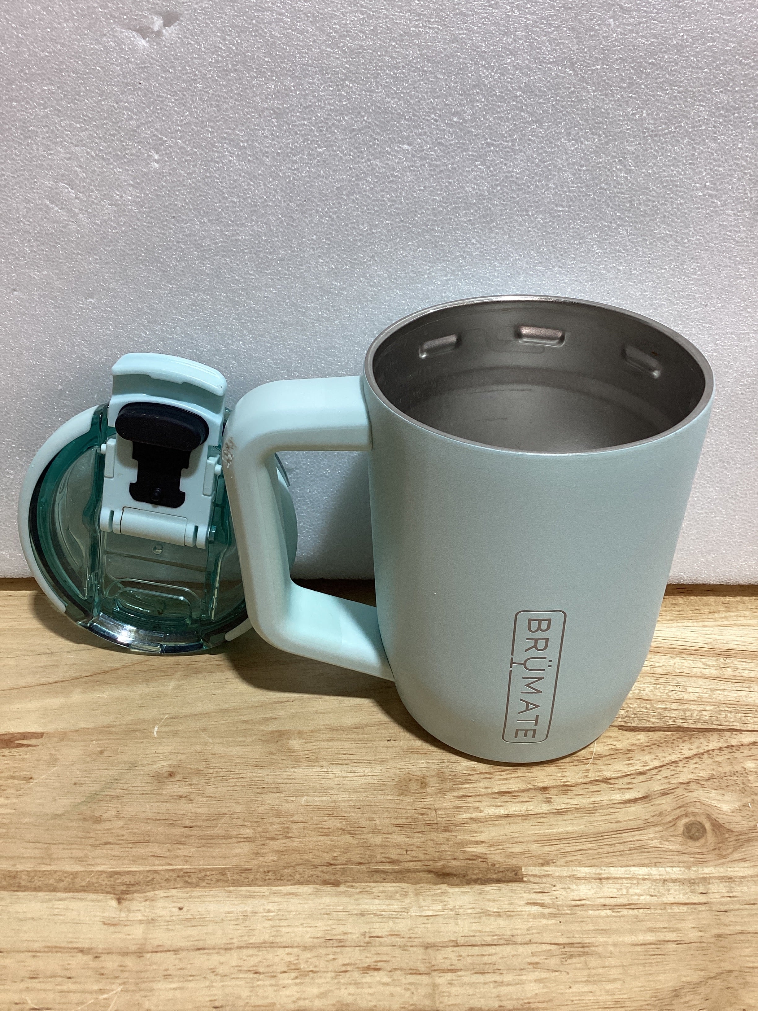 ⚠️ NOTA IMPORTANTE: PRESENTA USO, NO AFECTA SU FUNCIONAMIENTO Y RASPADURA EN LA AGARRADERA | BrüMate Müv – Taza de Café de Viaje 15oz | 100% Antiderrame | Acero Inoxidable Doble Pared | Con Asa y Tapa | Color Azul Agave