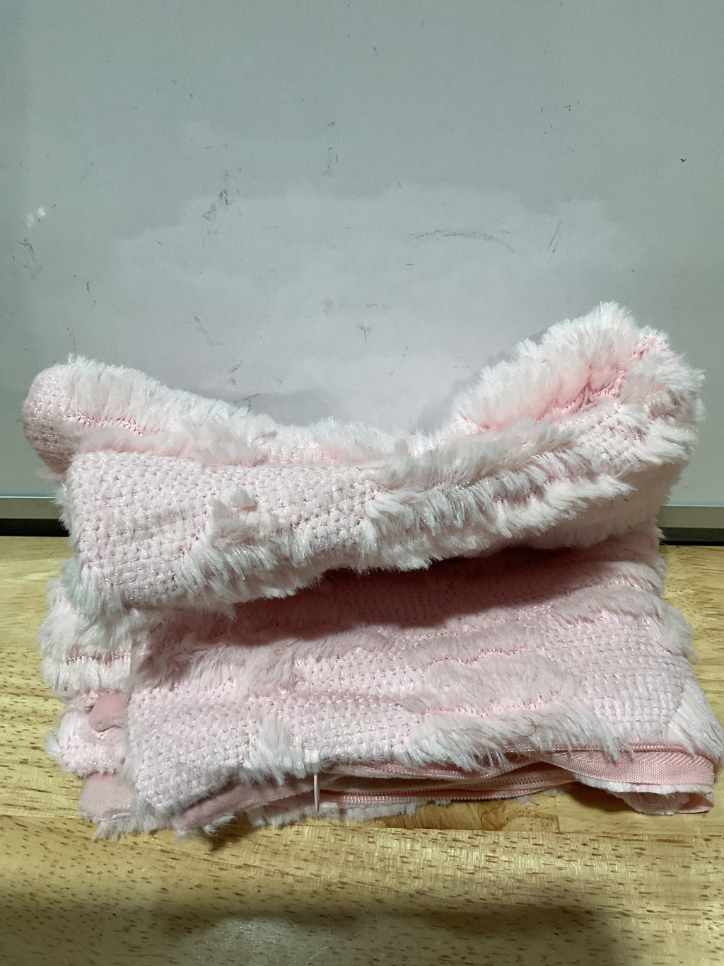 Fundas de Almohada Navideñas Lanpn – Set de 2 | Piel Sintética Suave 16x16 | Rosa