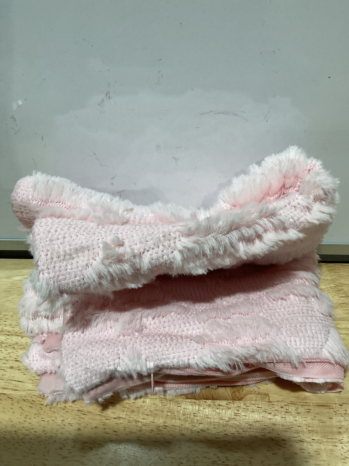 Fundas de Almohada Navideñas Lanpn – Set de 2 | Piel Sintética Suave 16x16 | Rosa