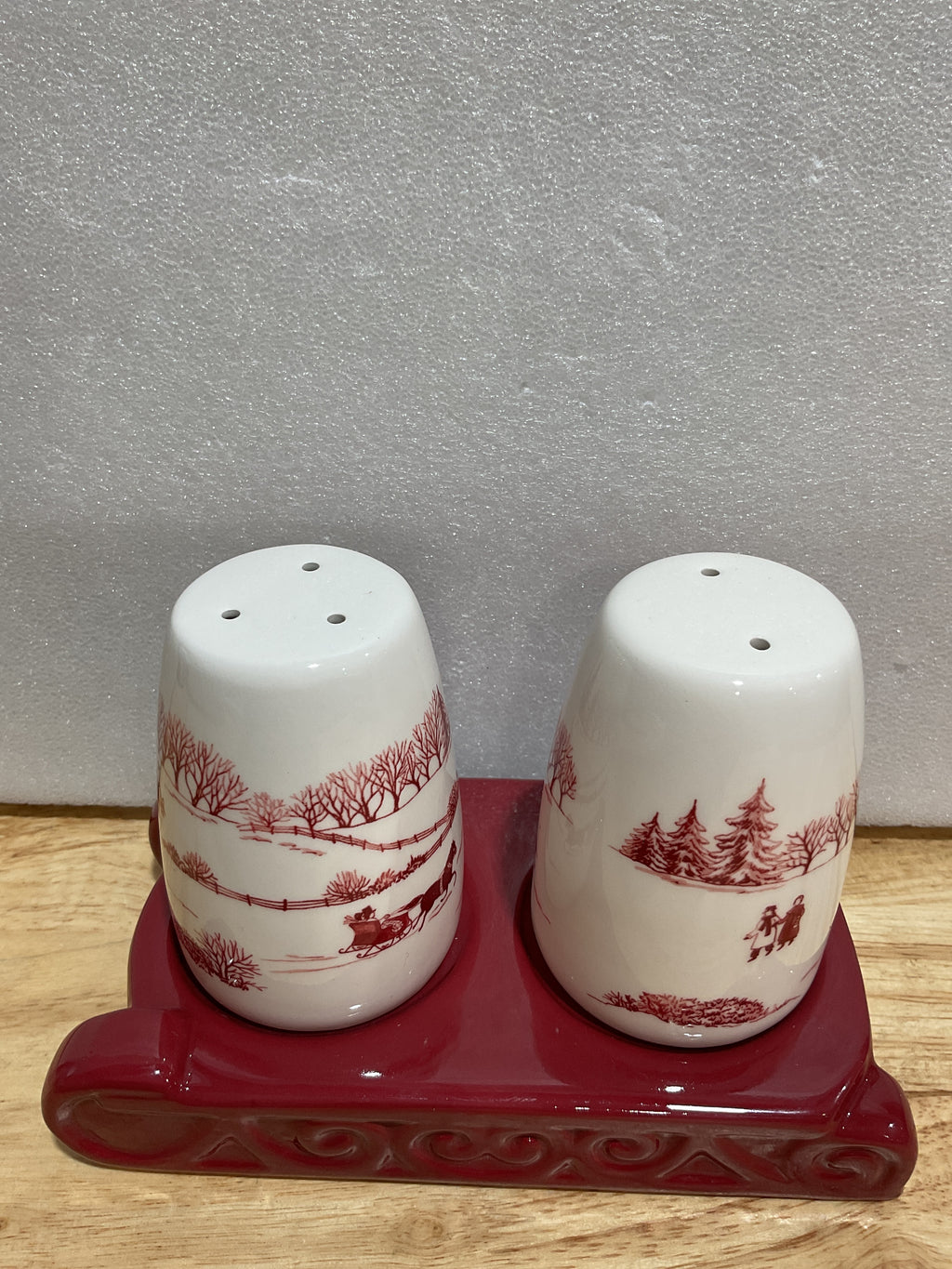 Set de Salero y Pimentero Navideño Bico Toile De Jouy – Cerámica Pintada a Mano con Soporte Trineo, Apto para Lavavajillas