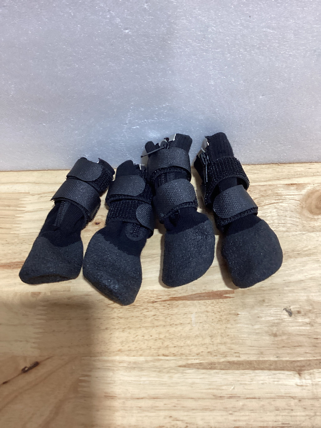 VALFRID Zapatos de perro con agarre impermeable, botas antideslizantes para perros, botas con cremallera para perros, protectores de patas para suelos de madera dura, interiores y exteriores, para perros pequeños, medianos y grandes, color negro