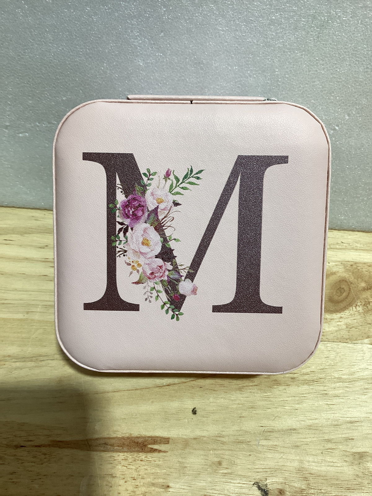 Inngeroo Estuche Organizador de Joyas de Viaje Inicial M — Regalo Personalizado para Mujeres, Mamá, Hermana, Amiga