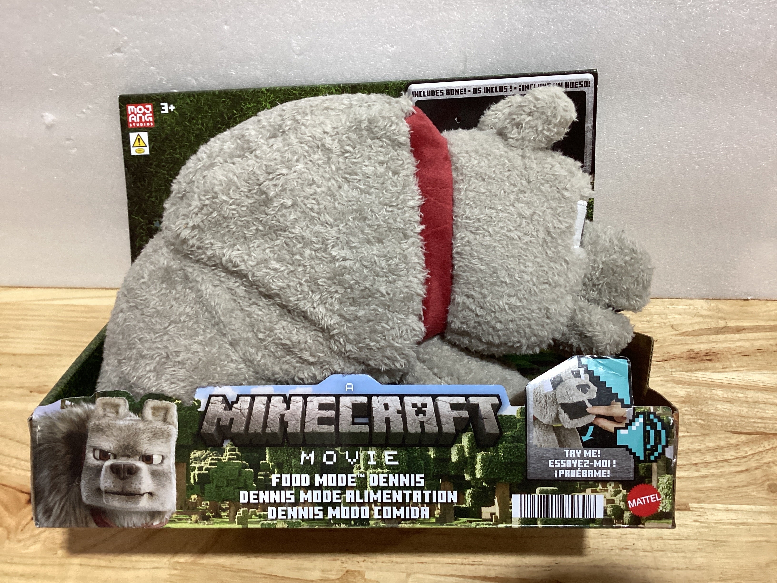 ⚠️ NO INCLUYE EL HUESO - Mattel Minecraft Dennis el lobo de peluche con acción de alimentación y sonido, animal de peluche modo comida inspirado en una película de Minecraft