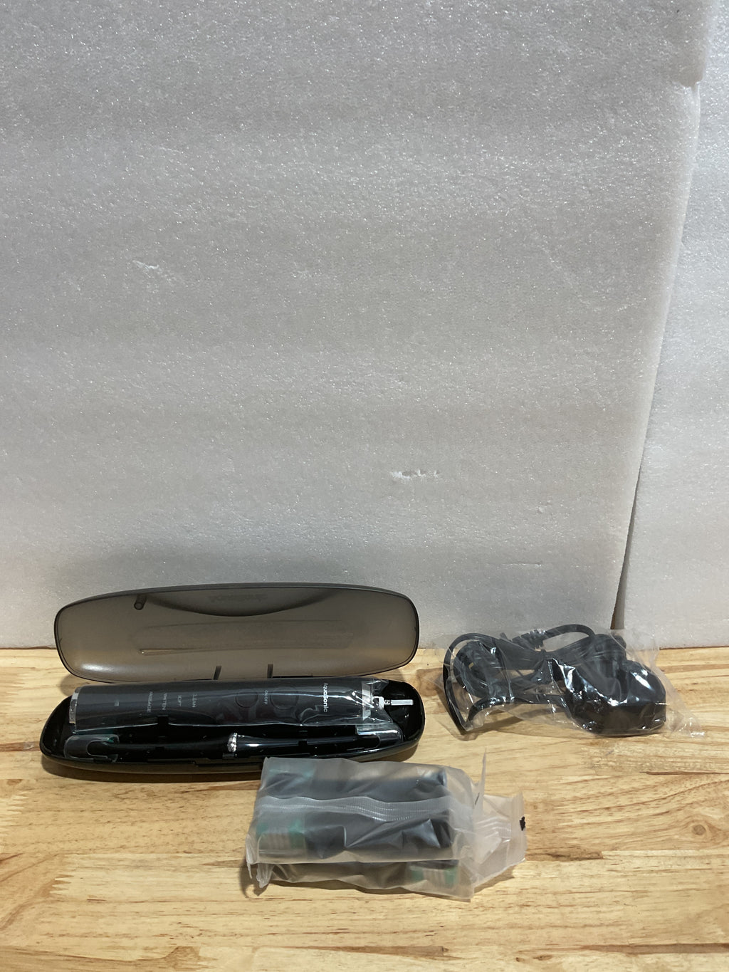 Cepillo de Dientes Eléctrico Aquasonic Black Series — 40,000 VPM, 8 Cabezales, Carga Inalámbrica y Estuche de Viaje