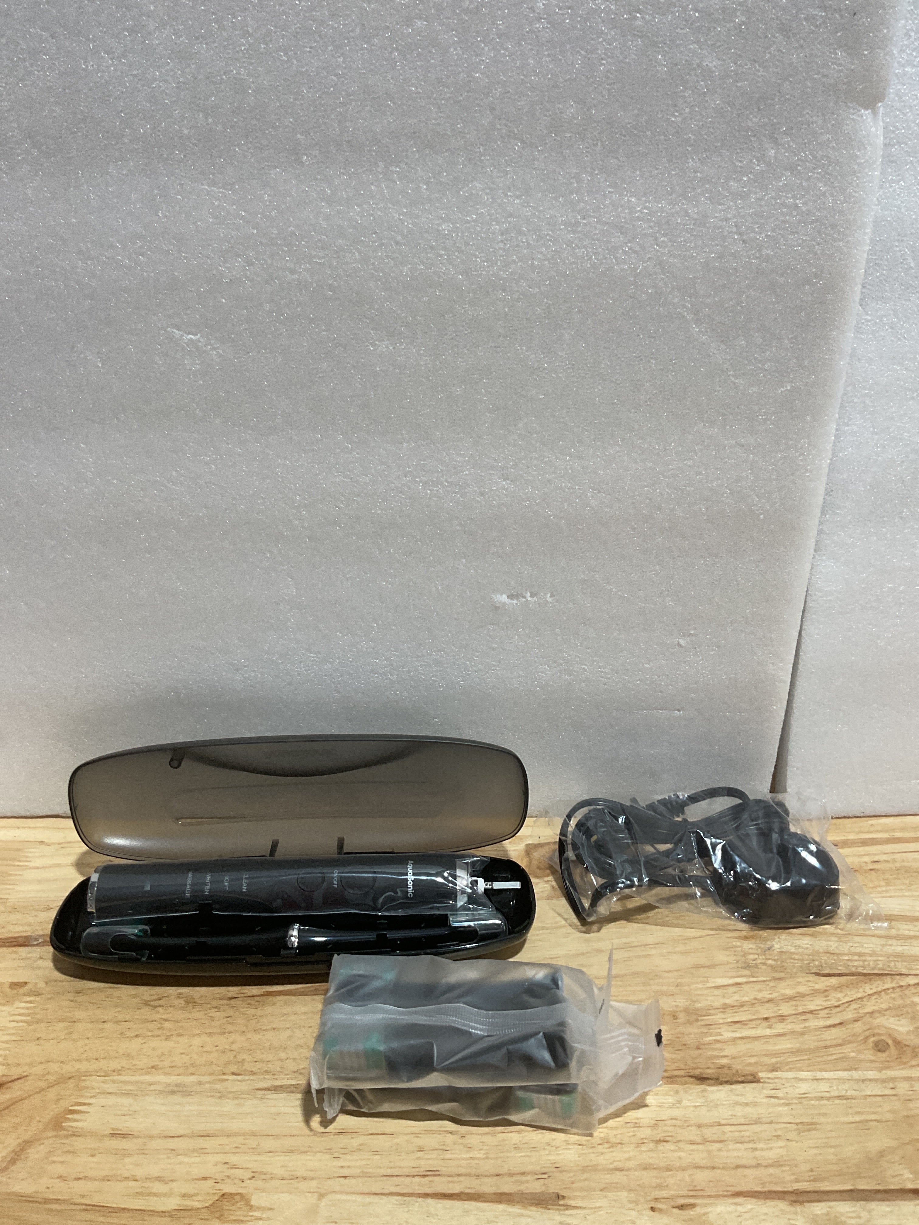 Cepillo de Dientes Eléctrico Aquasonic Black Series — 40,000 VPM, 8 Cabezales, Carga Inalámbrica y Estuche de Viaje