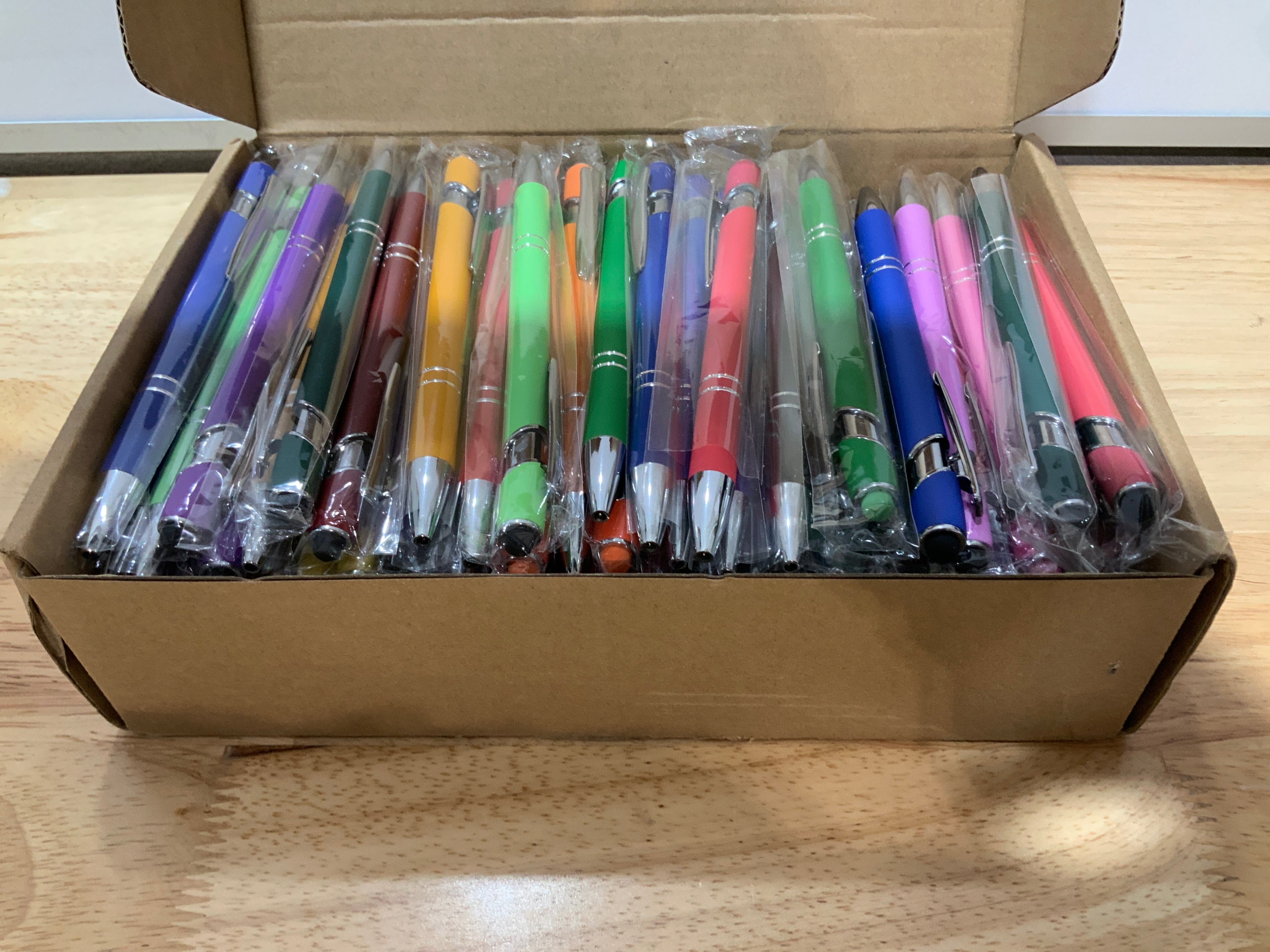 eaqee 100 bolígrafos con punta de lápiz capacitivo, tinta negra 2 en 1, punta media de 0.039 pulgadas (0.039 in) para tableta de pantalla táctil (colores surtidos)
