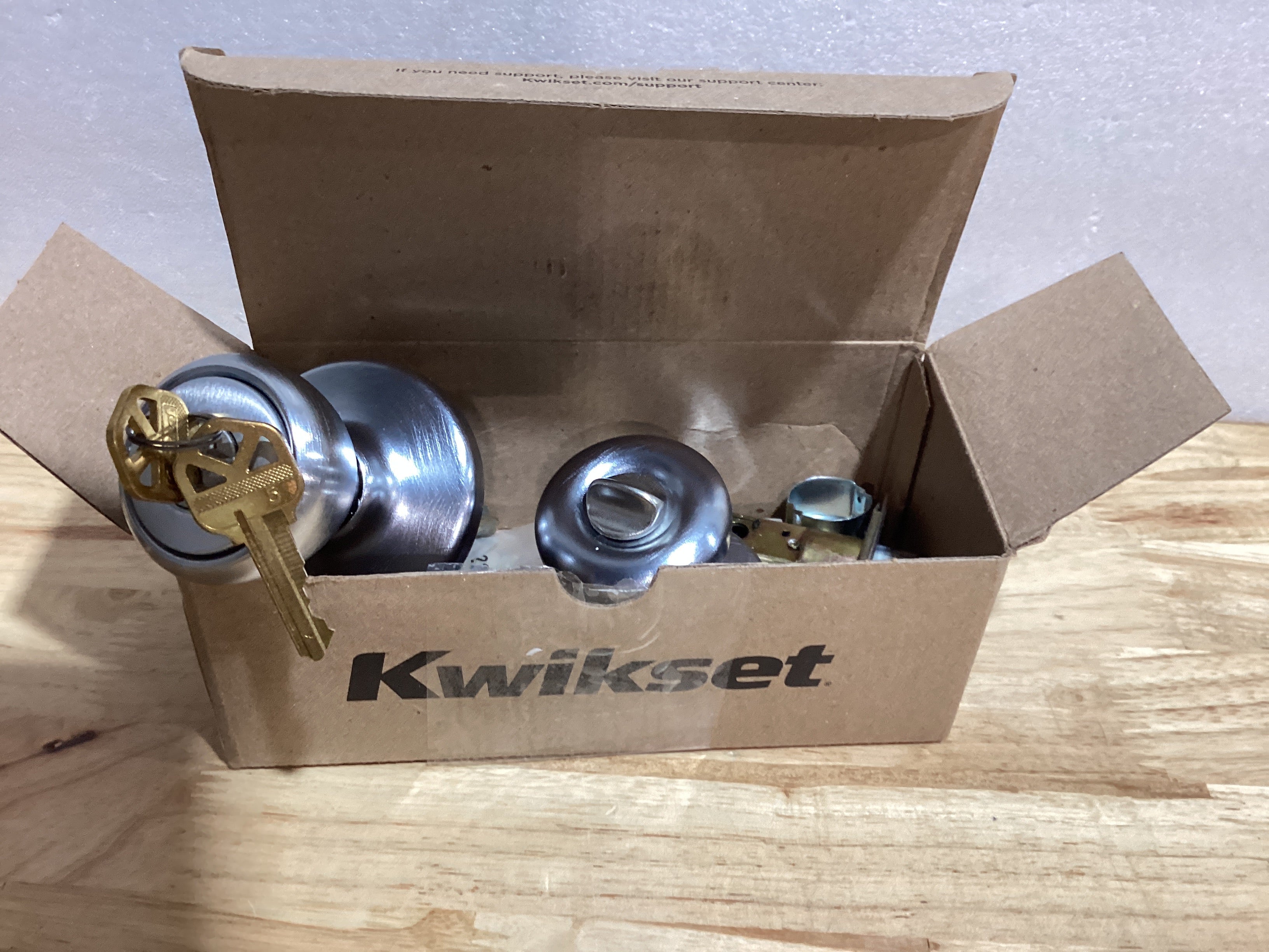 Kwikset Tylo Pomo de puerta de entrada con cerradura y llave, manija segura con llave para exteriores, entrada frontal y dormitorio, níquel satinado, SmartKey resistente a la manipulación y Microban