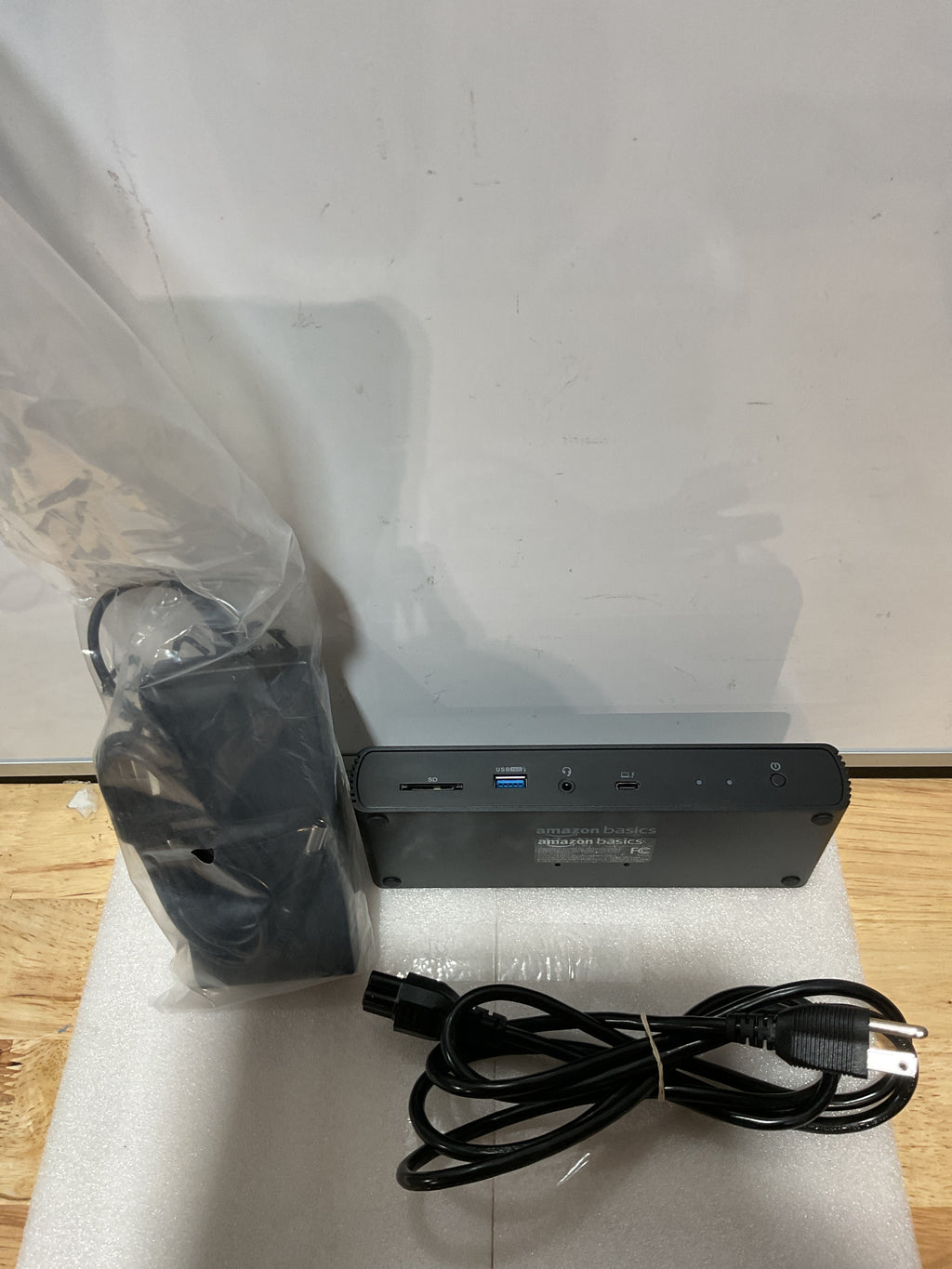Docking Station Basics Thunderbolt 4 / USB4 Pro – Doble Pantalla, HDMI 2.1, 3x USB-A, RJ45 (Negro)
