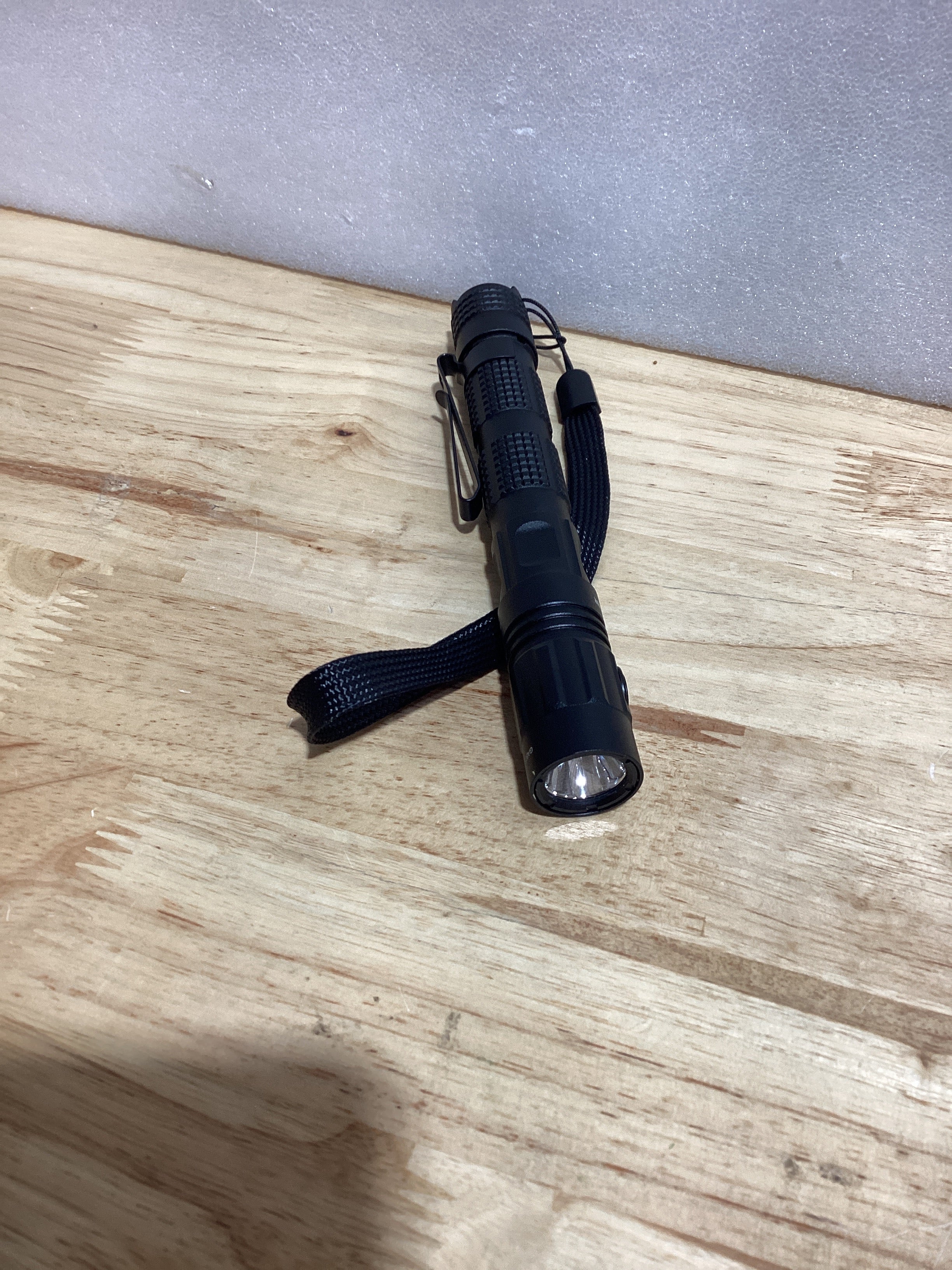 Linterna Guardtier ML70 EDC de doble interruptor: luz LED recargable de 1500 lúmenes, linterna impermeable IPX7 de doble alimentación para acampar, emergencias y uso al aire libre.
