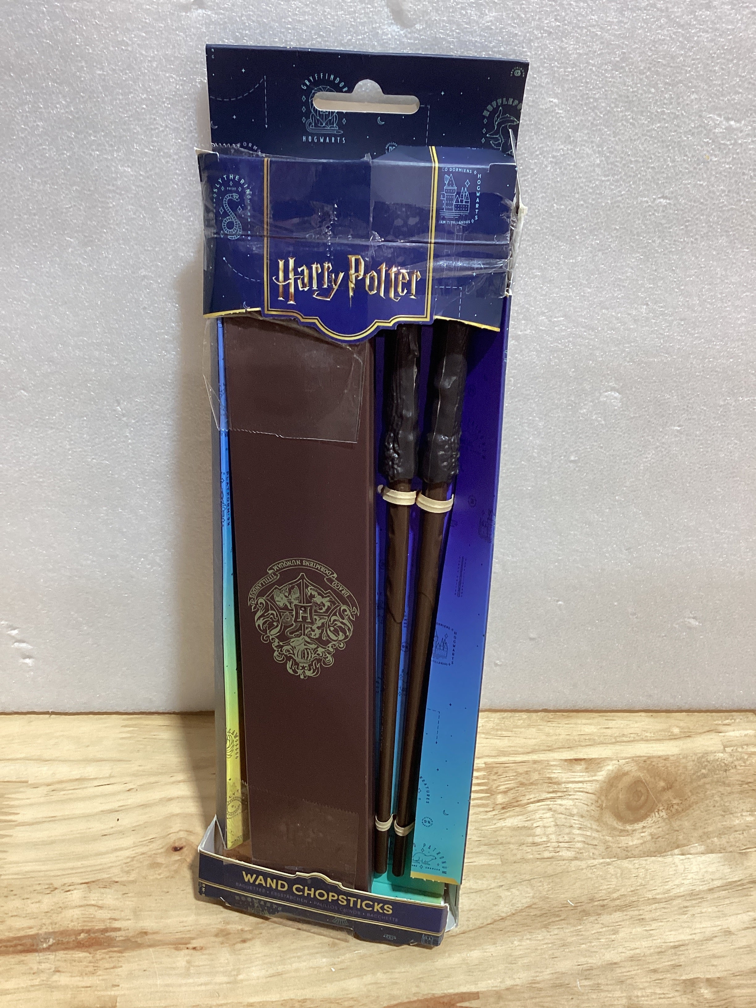 Paladone Palillos de varita de Harry Potter en caja, incluye 2 palillos y estuche de almacenamiento, práctico y mágico regalo de vajilla de Harry Potter para fanáticos