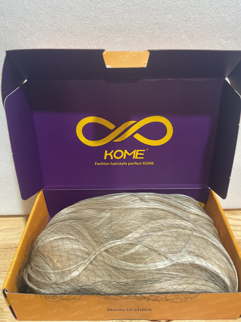 Peluca Rubia Sintética KOME Lace Front 13x4 HD – Ondas en Capas Sin Pegamento 26 Pulgadas para Uso Diario