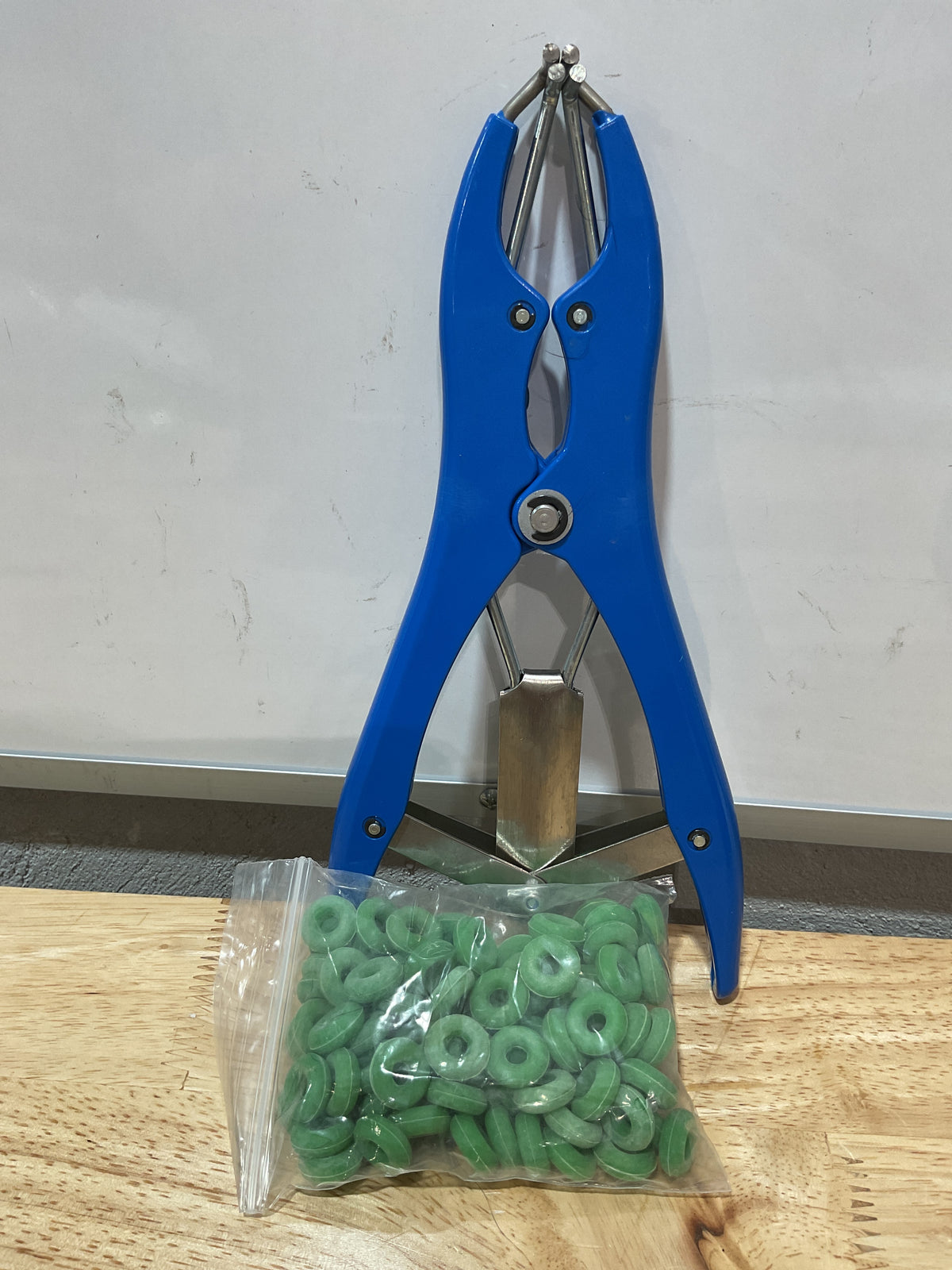 Kit de Bandas para Ganado Jabcmier | Aplicador de Acero Inoxidable + 100 Bandas de Goma + Expansor | Herramienta Ganadera Profesional