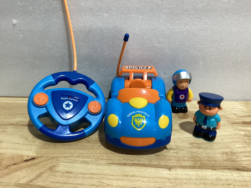 Pup Go Coche de policía a control remoto para niños de 18 meses en adelante, auto de policía con sirena y luz intermitente, 2 muñecas intercambiables extraíbles, juguetes de control remoto para niños