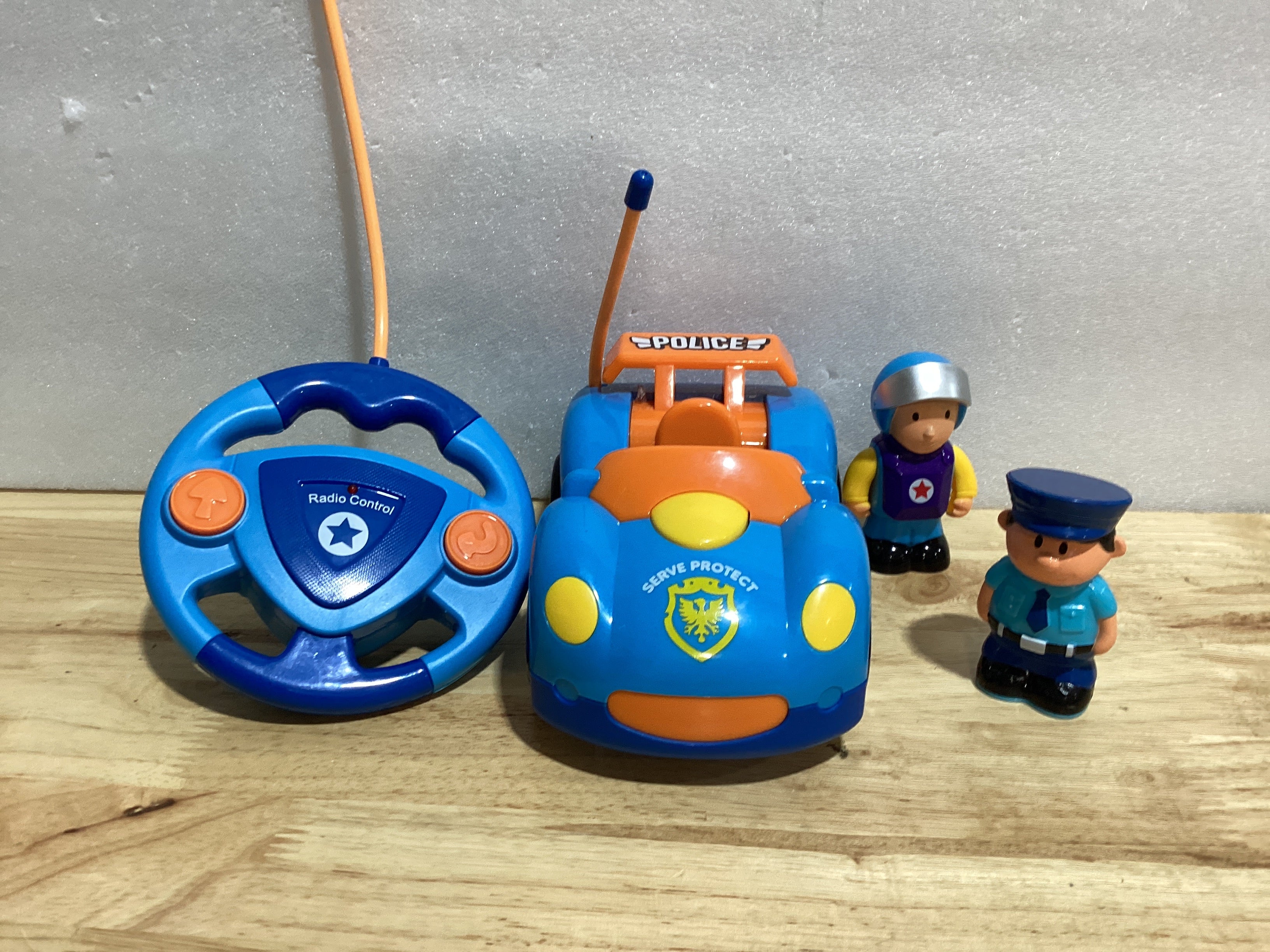 Pup Go Coche de policía a control remoto para niños de 18 meses en adelante, auto de policía con sirena y luz intermitente, 2 muñecas intercambiables extraíbles, juguetes de control remoto para niños