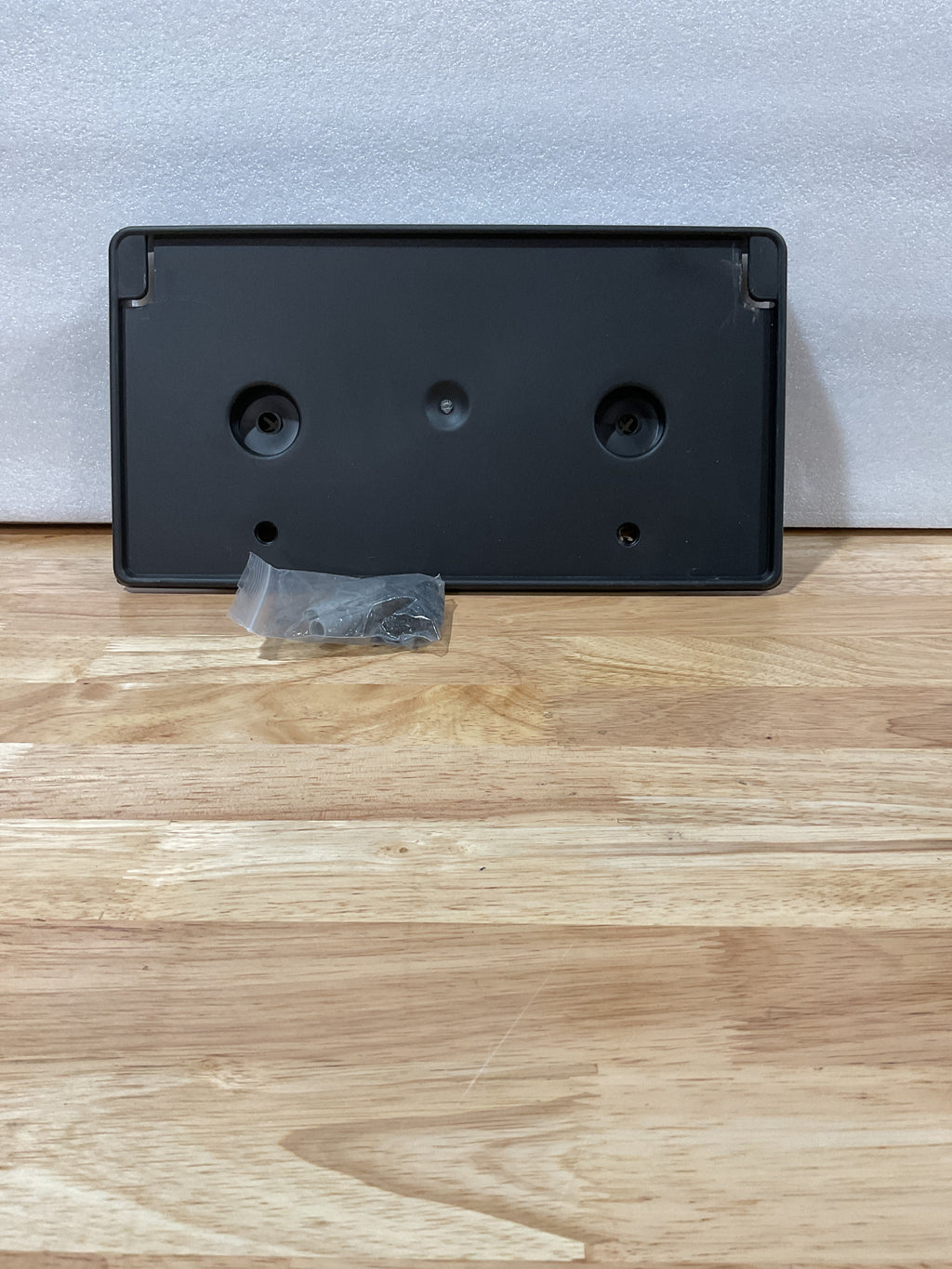 Porta Placa Delantera para Dodge Ram 1500 DT 2019-2024 – Reemplaza OE CH1068151 / 68274215AE