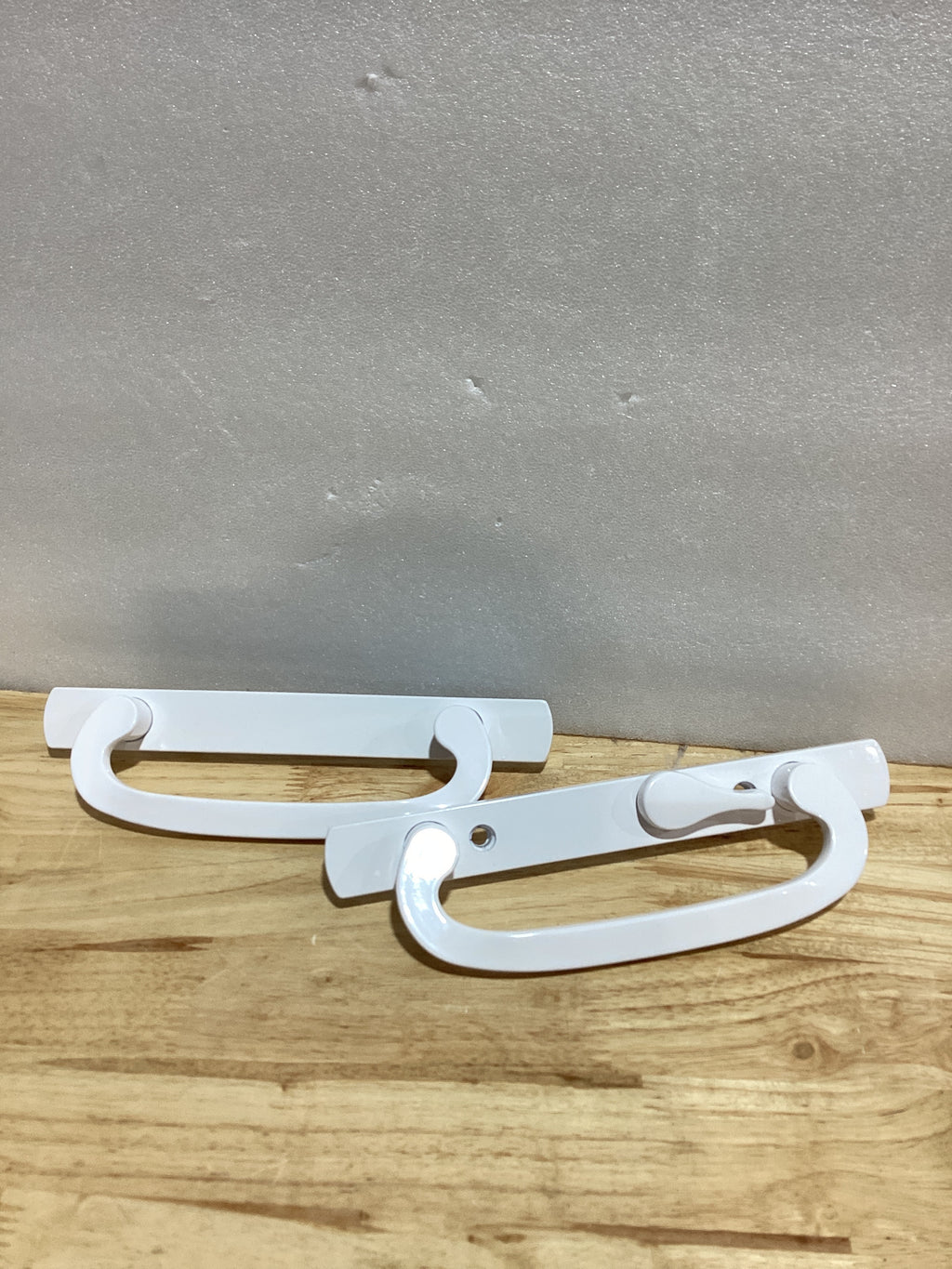 MaxxGeek Manija para Puerta Corrediza de Patio — Zinc, Blanca, Thumbturn Offset, Grosor 1-5/8" a 1-3/4", Espaciado 3-15/16"