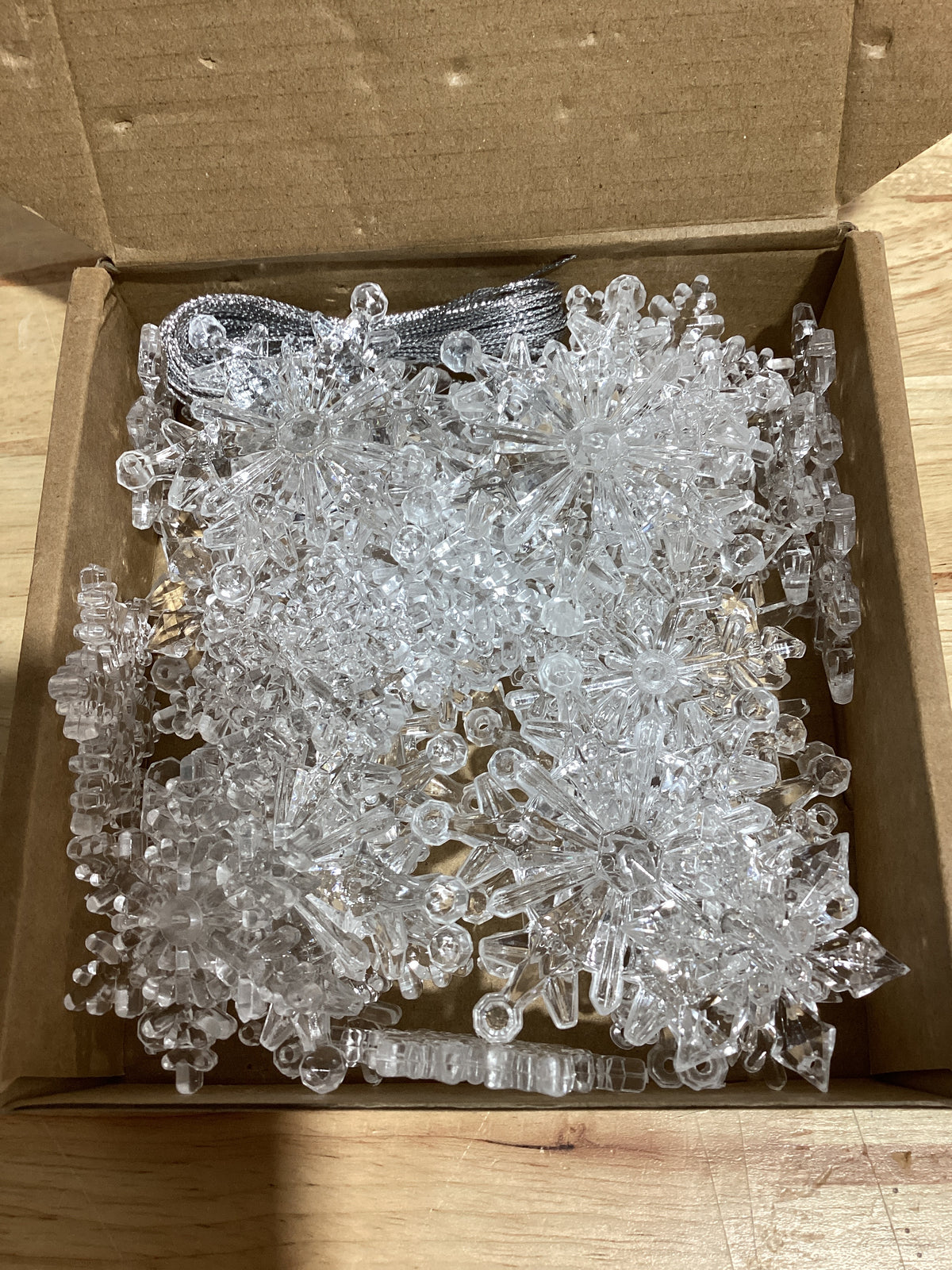 Blulu Adornos de Copo de Nieve 45 Pcs — Decoraciones Colgantes de Plástico Transparente para Árbol y Fiestas
