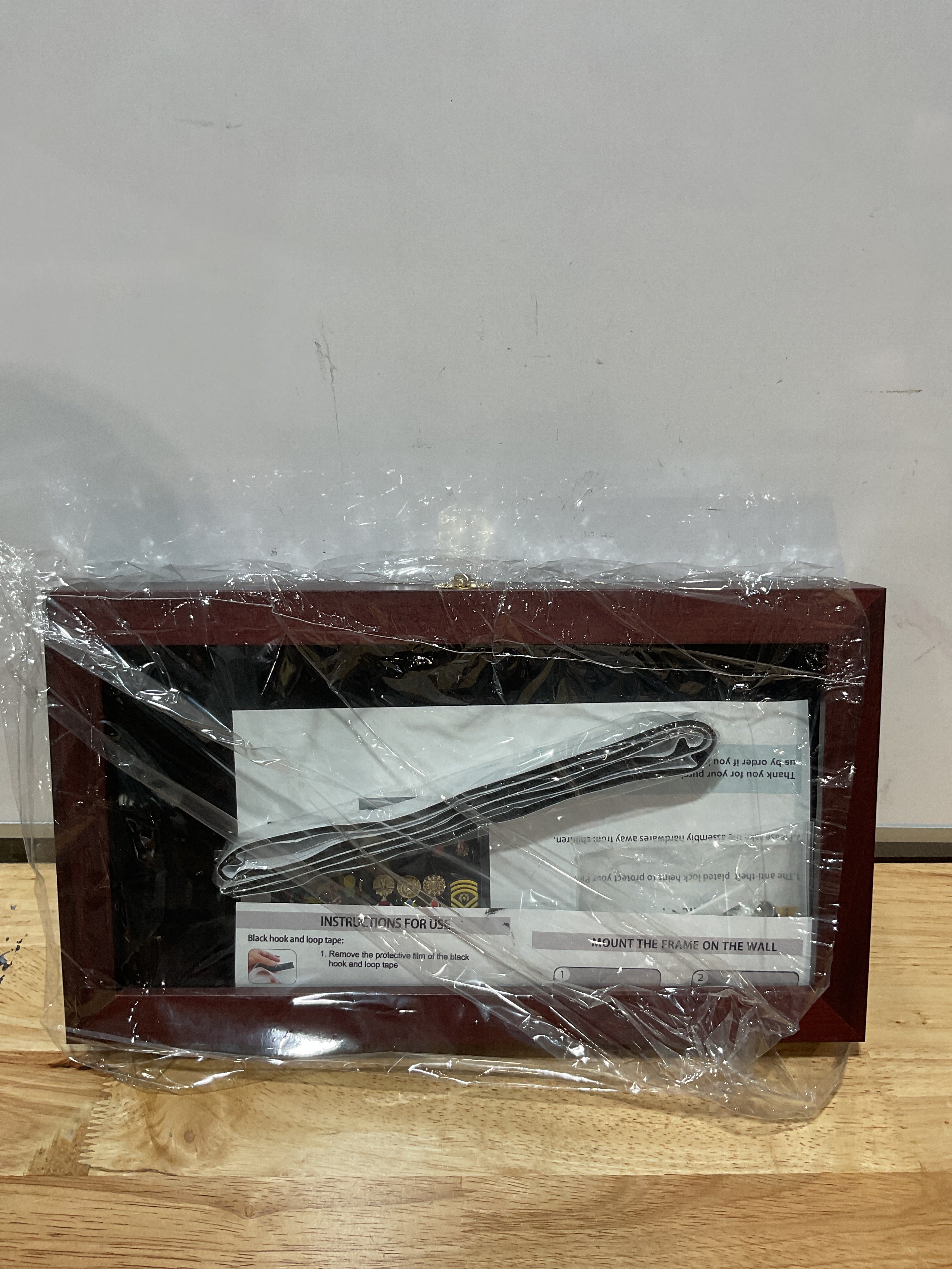 Verani Vitrina Exhibidora de Pines 8.5x15 con Puerta de Vidrio Real – Color Caoba