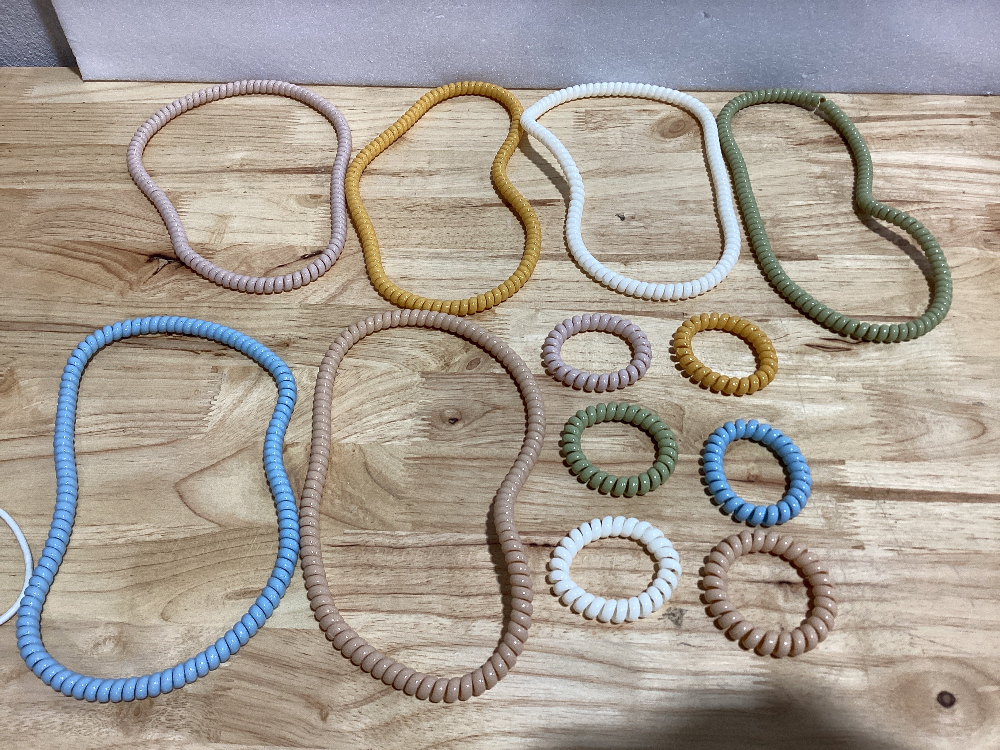 ⚠️ COLORES: VERDE, BLANCO, MOSTAZA Y ROSADO CLARO — 6 GRANDES Y 6 PEQUEÑAS, VER FOTOS — Paquete 12 Lazos en Espiral para Cabello de Plástico
