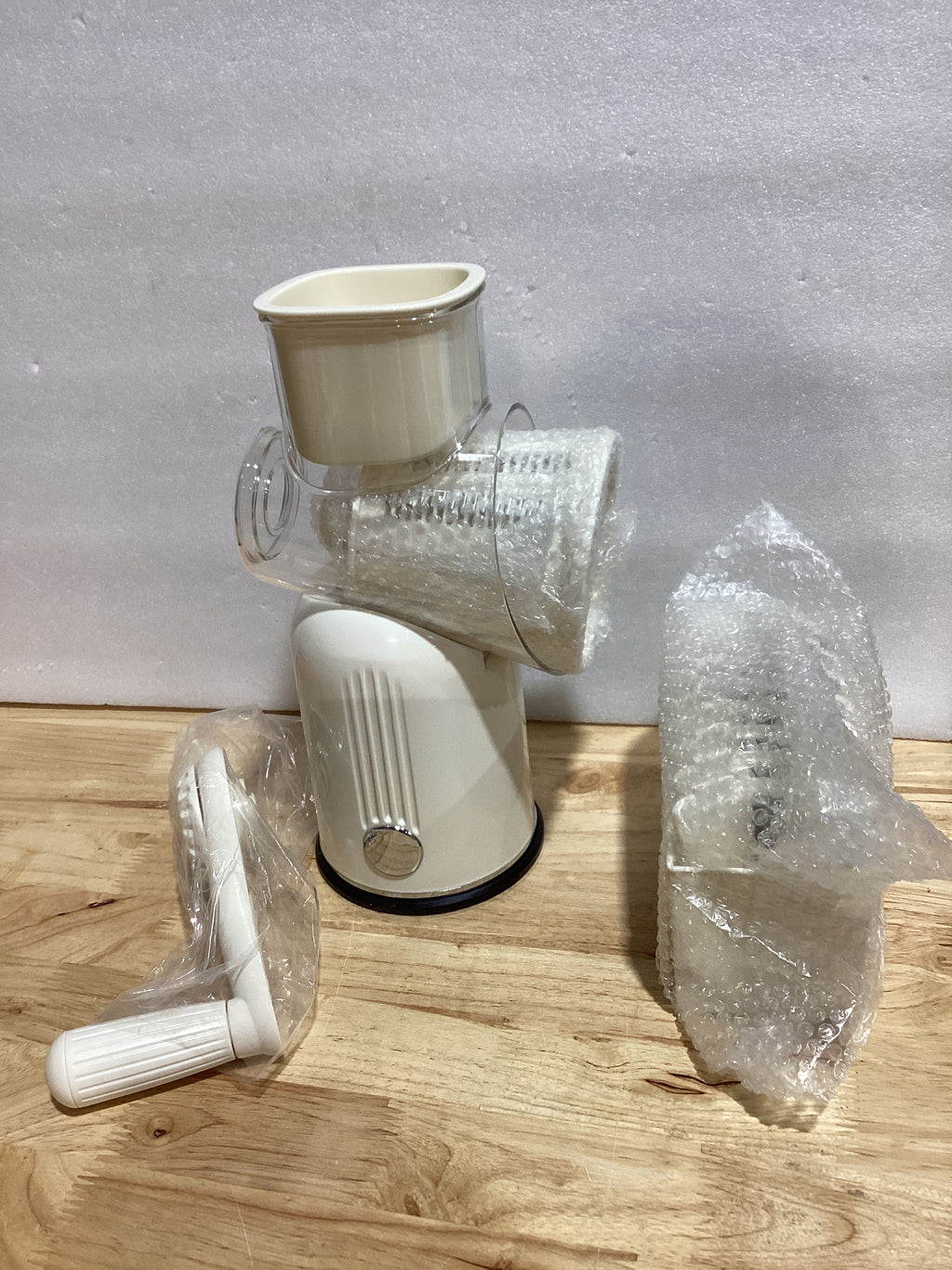 Rallador de Queso Giratorio 5 en 1 con Manivela — Base de Succión, Caja de Cuchillas, Color Blanco
