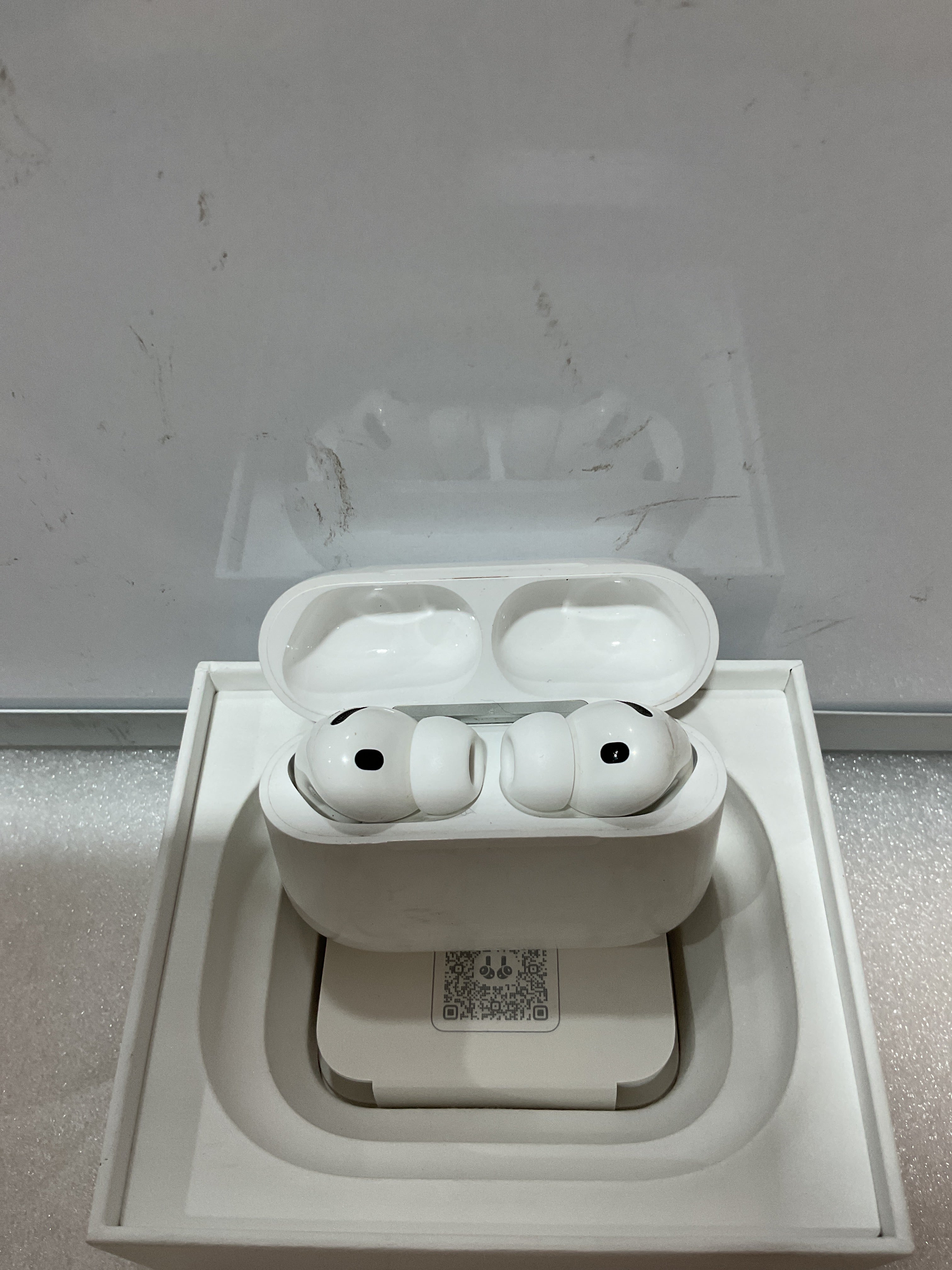 Apple AirPods Pro 3 - Usado - Audífonos Inalámbricos con Cancelación de Ruido, Audio Espacial y Carga USB-C, Blancos