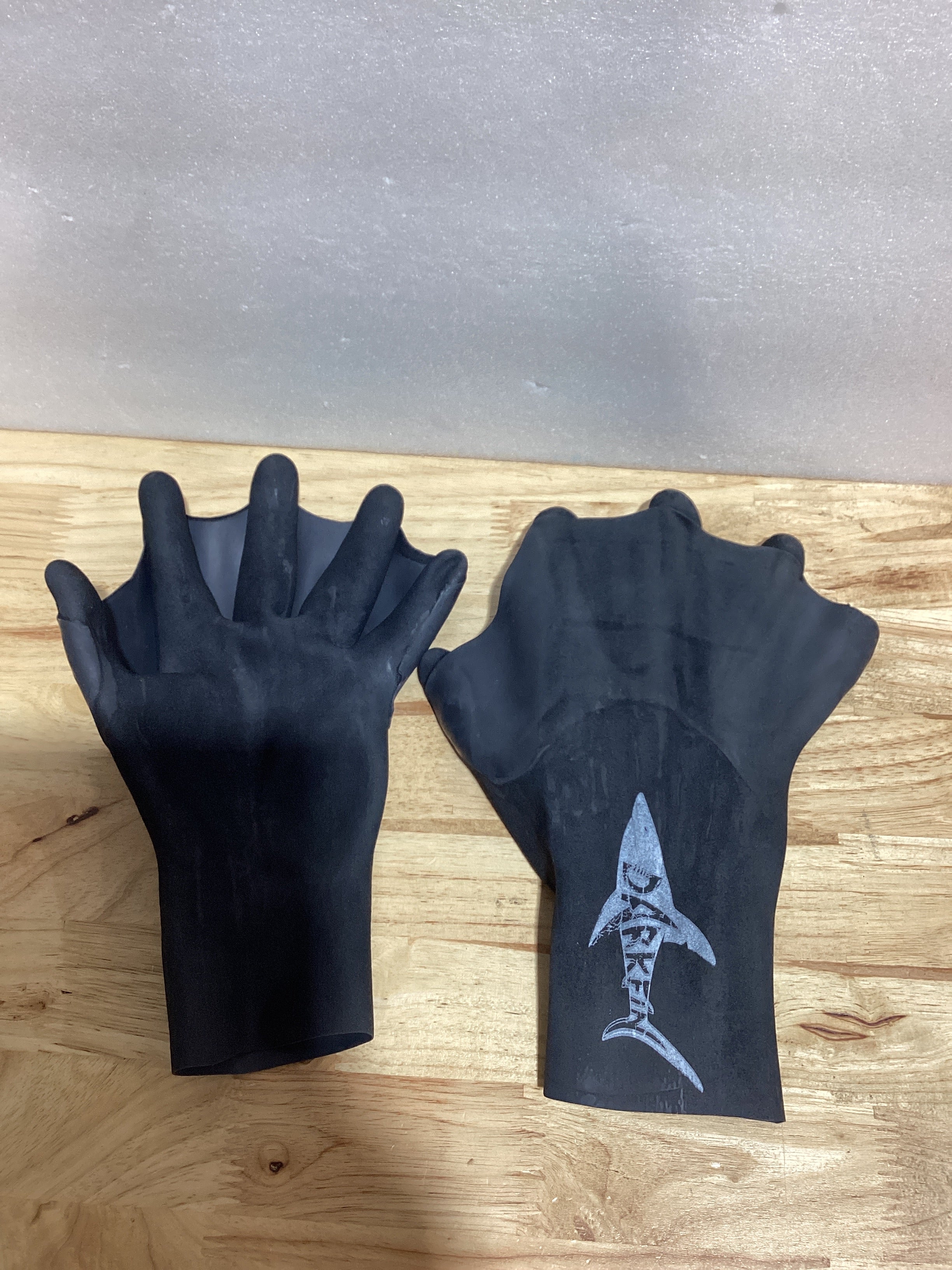 Guantes de Natación con Membrana DarkFin – 1 Par, Talla M/L, Negro, para Buceo, Snorkel, Pesca Submarina y Surf en Agua Fría
